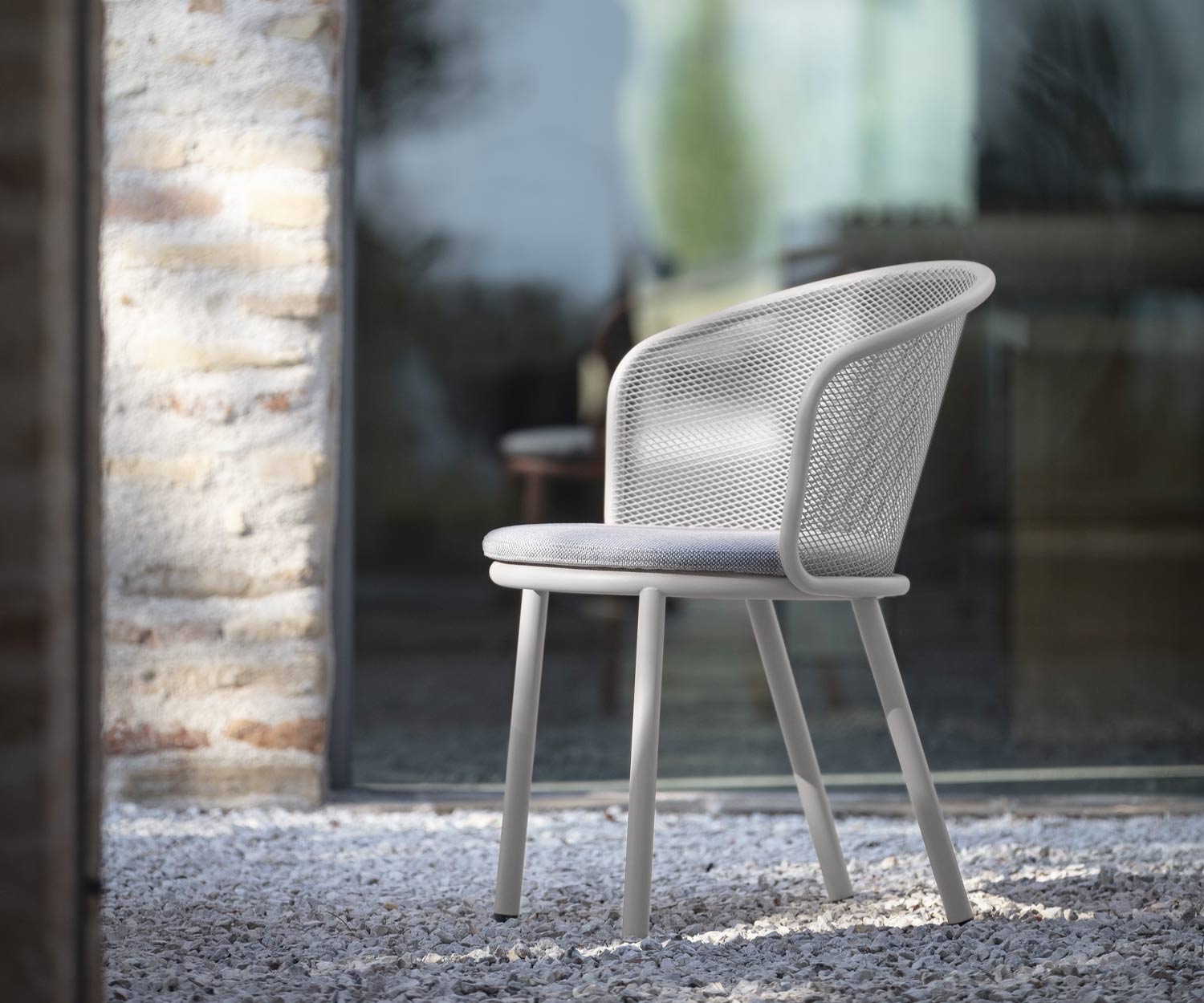 Chaise de loisirs blanche Todus avec revêtement gris sur surface en gravier