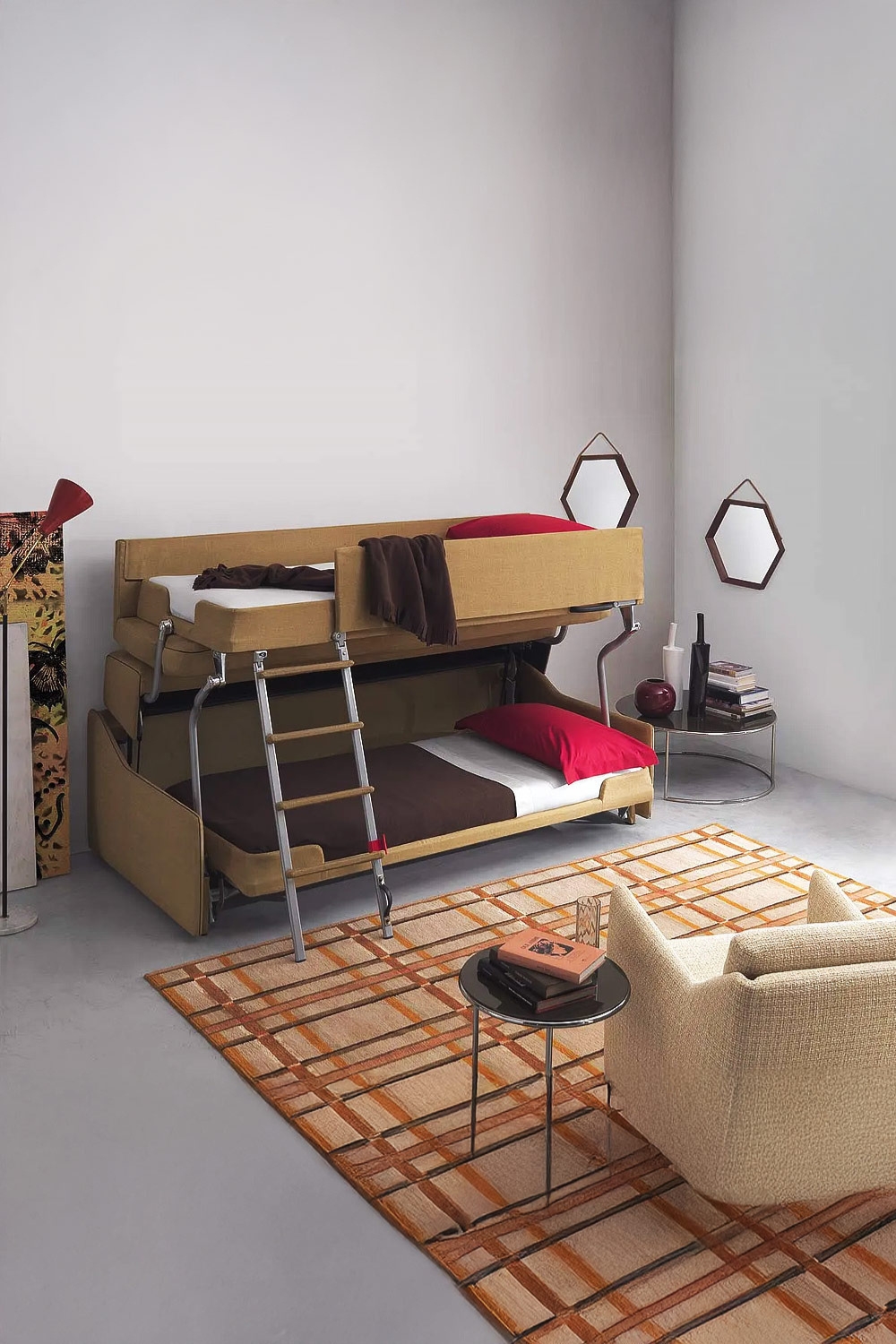 canapé transformé en lit superposé avec un fauteuil distinctif et plusieurs tables d'appoint