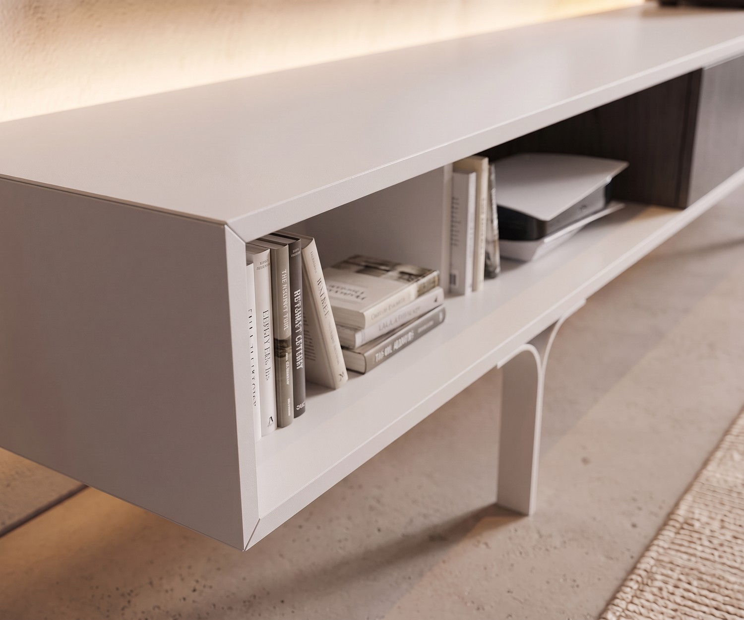 Meuble TV design blanc al2 Mobius 005 Meuble TV bas Mobius 005 pour salon. Meuble de télévision blanc minimaliste avec niches ouvertes pour consoles et livres.