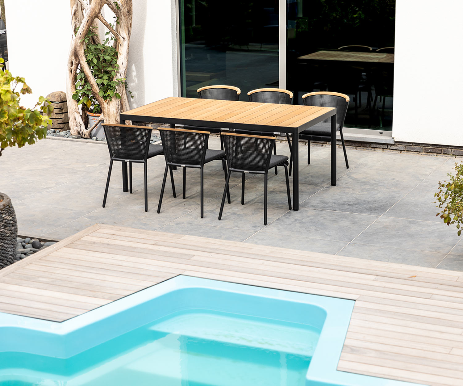 Résistant aux intempéries Oasiq Table de jardin Riad Design sur la terrasse au bord de la piscine Résistant aux intempéries Oasiq Table de jardin Riad Design sur la terrasse au bord de la piscine