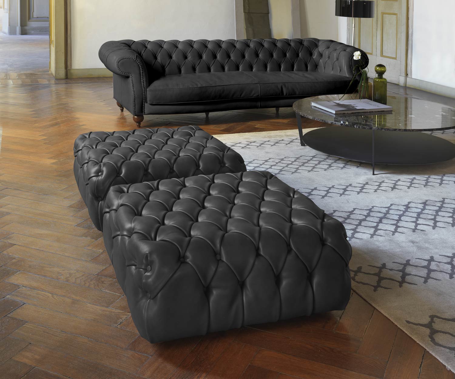 Haute qualité Marelli Design Pouf Matisse dans le détail de la finition Capitonne Haute qualité Marelli Design Pouf Matisse dans le détail de la finition Capitonne