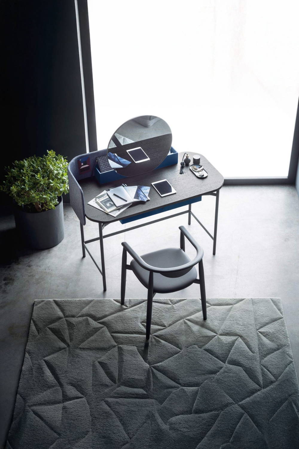 espace-d-&eacute;criture-compact-avec-table-et-chaise-filigranes-au-design-moderne