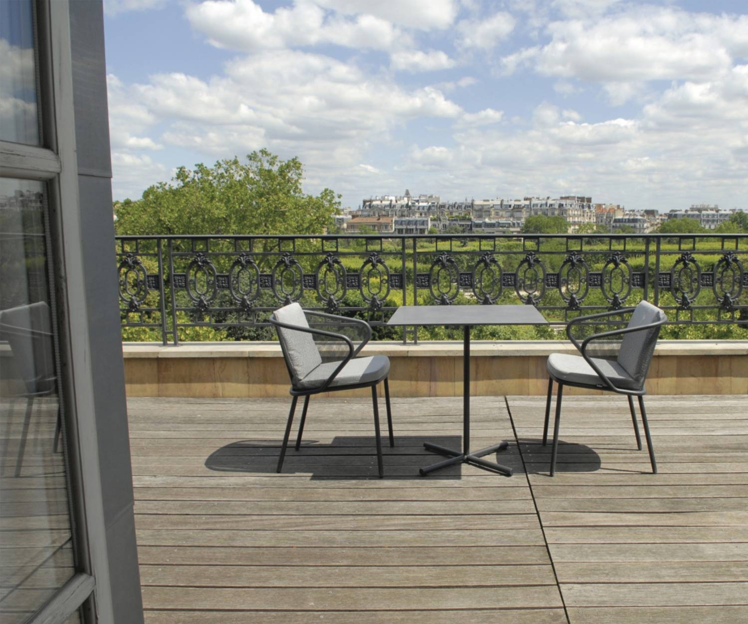 Table de bistrot moderne Todus Condor Design avec chaises de jardin sur une terrasse
