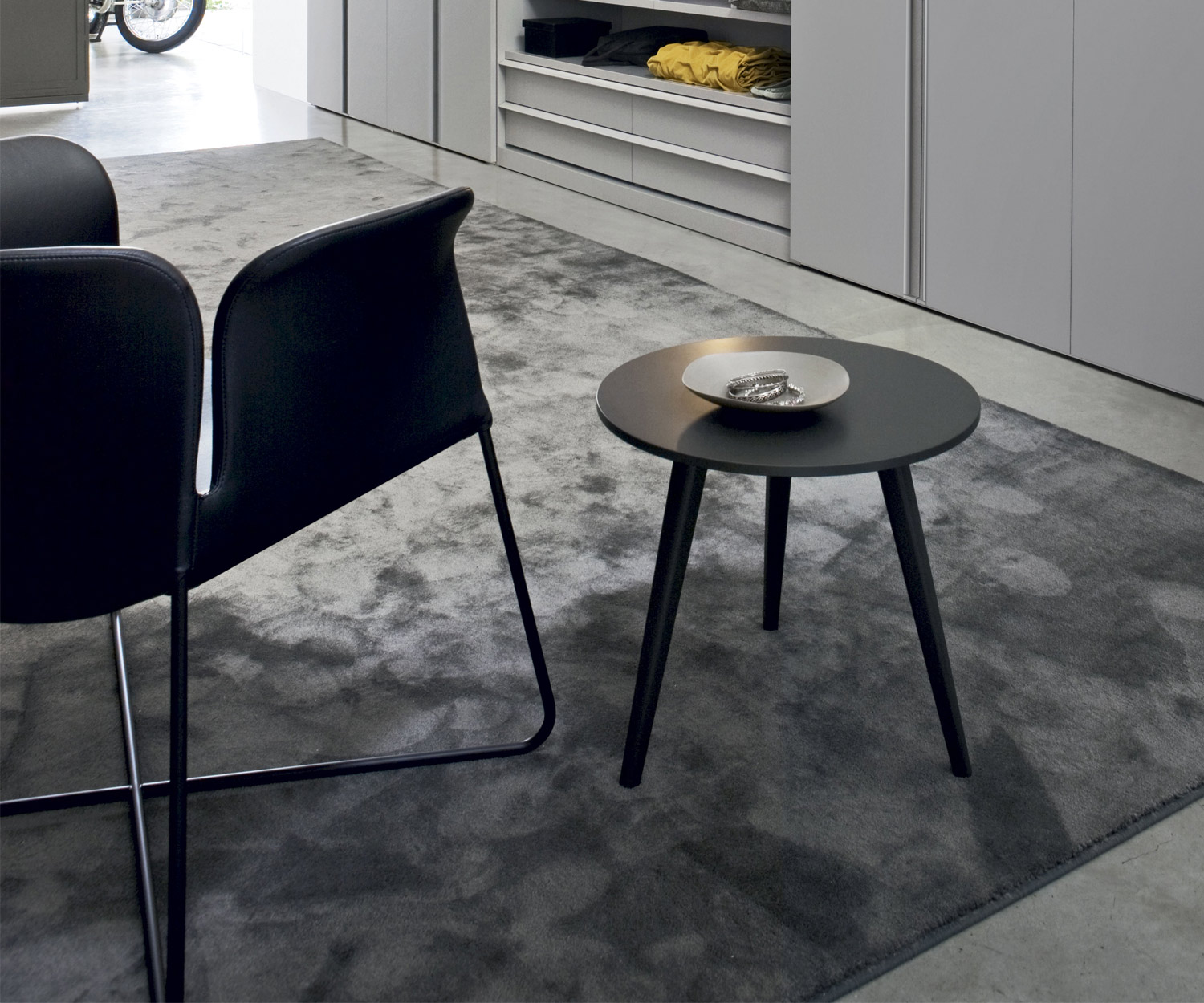 Table d'appoint moderne Novamobili Design Trio avec plateau noir et trois pieds