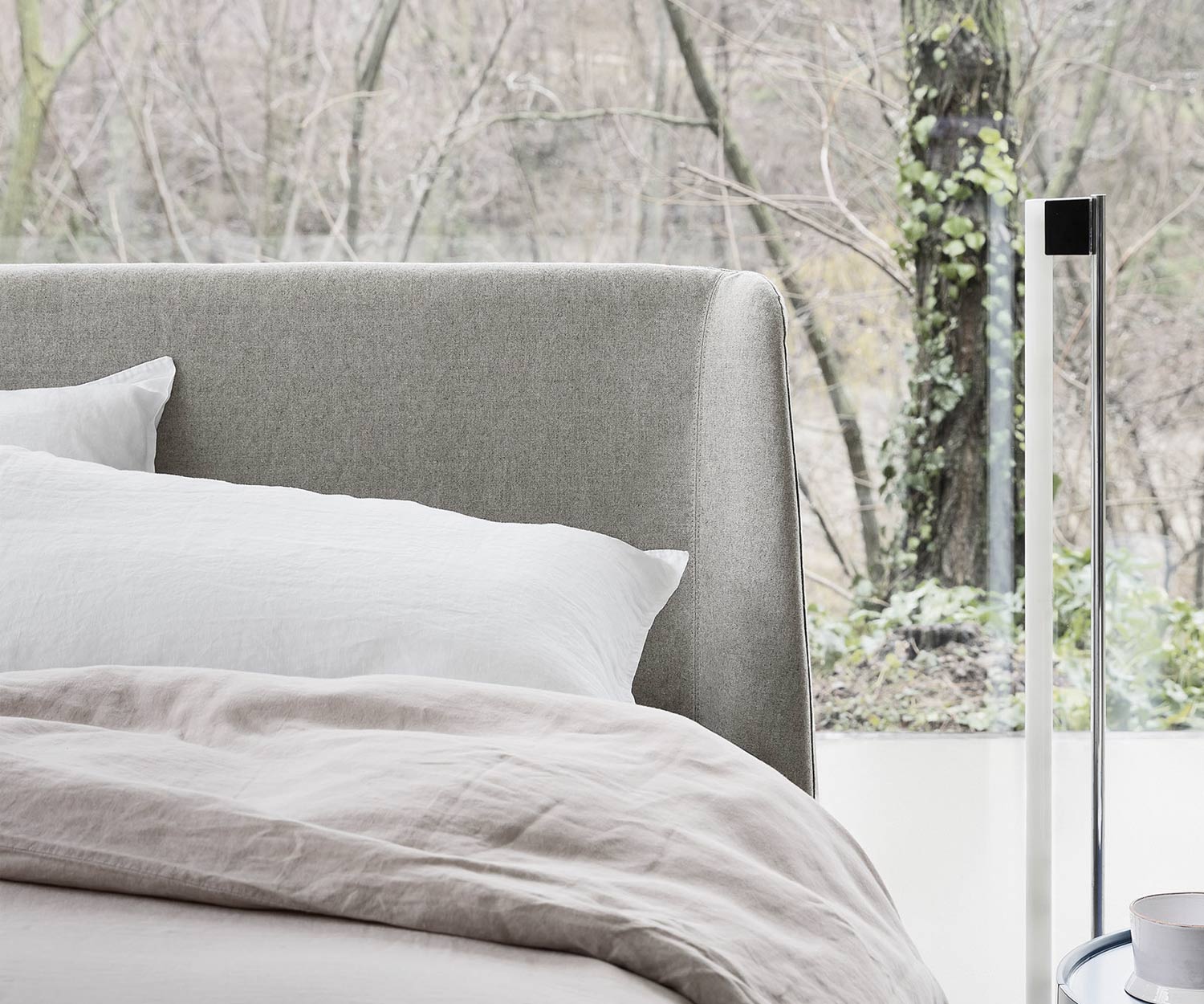 Détail de la tête de lit Novamobili Velvet Lit rembourré recouvert de tissu blanc Détail de la tête de lit Novamobili Velvet Lit rembourré recouvert de tissu blanc