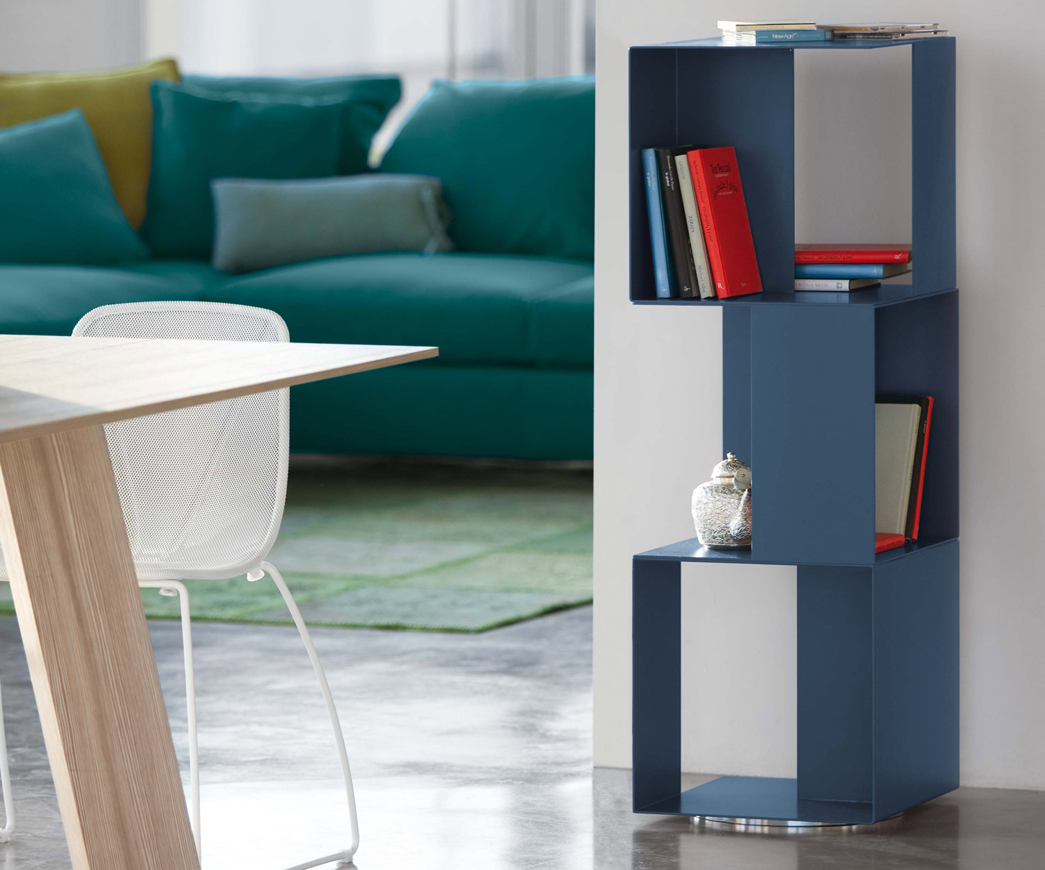 Novamobili Étagère design sur pied en bleu Oceano avec trois modules empilés Novamobili Étagère design sur pied en bleu Oceano avec trois modules empilés