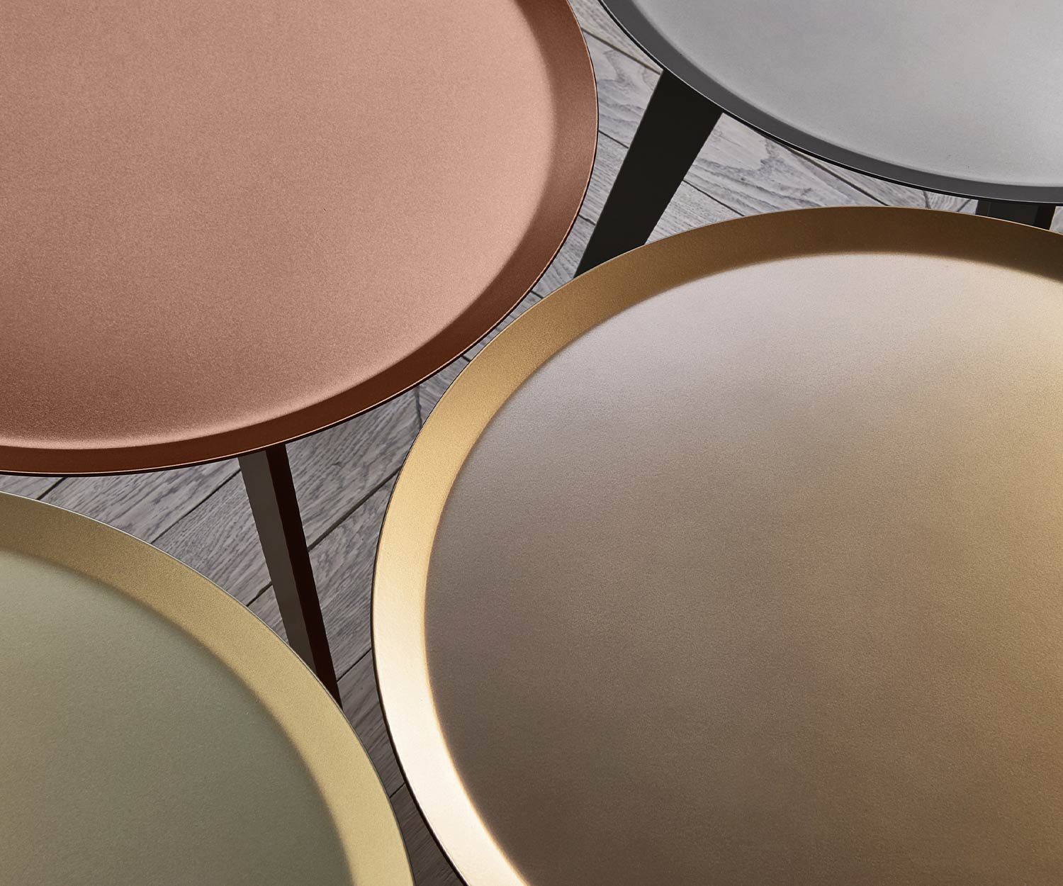 Détail plateau métallique Lotus Table d'appoint de Livitalia Détail plateau métallique Lotus Table d'appoint de Livitalia