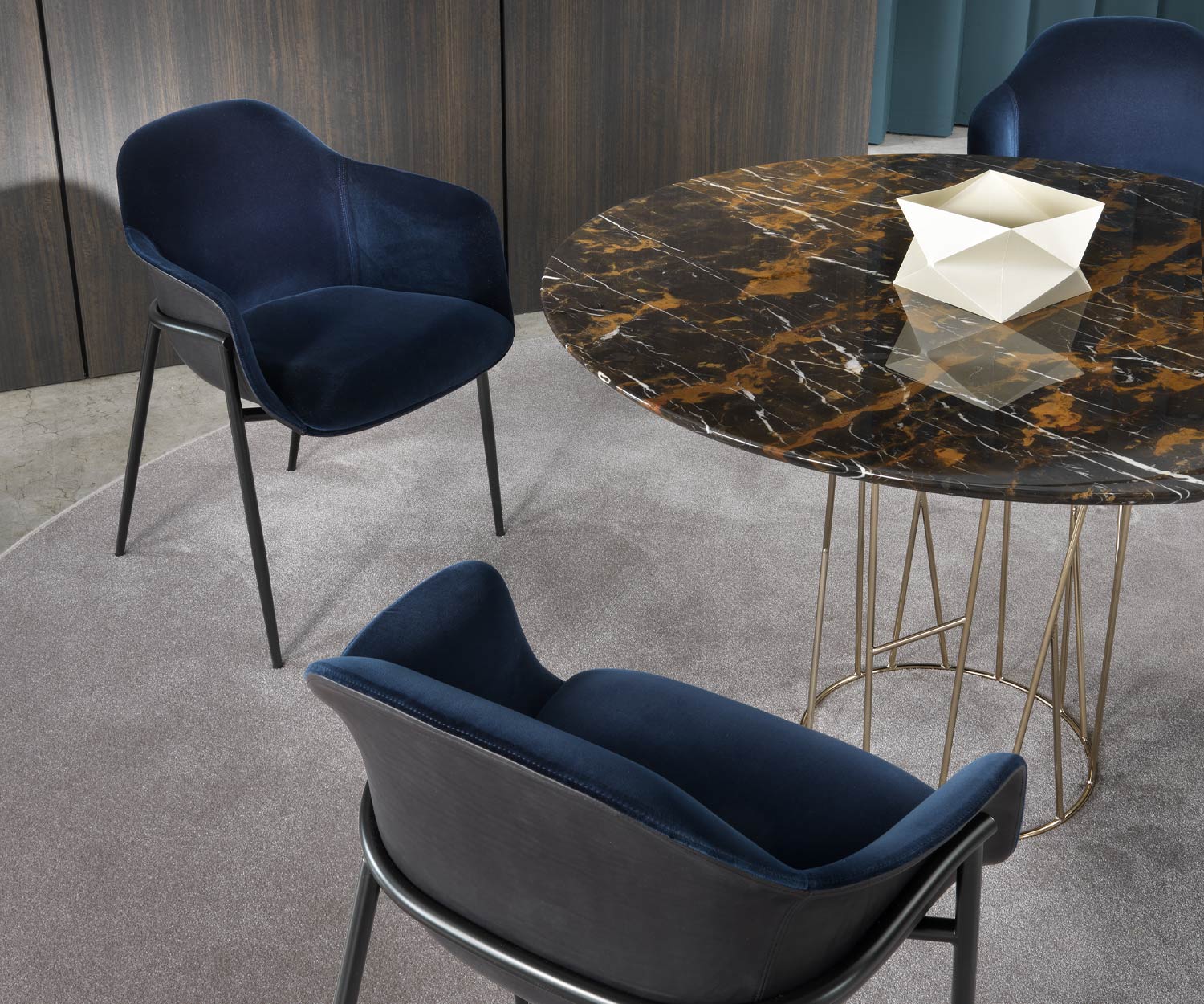 Chaise à accoudoirs design en velours bleu foncé Chia de Marelli cadre métallique noir Chaise à accoudoirs design en velours bleu foncé Chia de Marelli cadre métallique noir