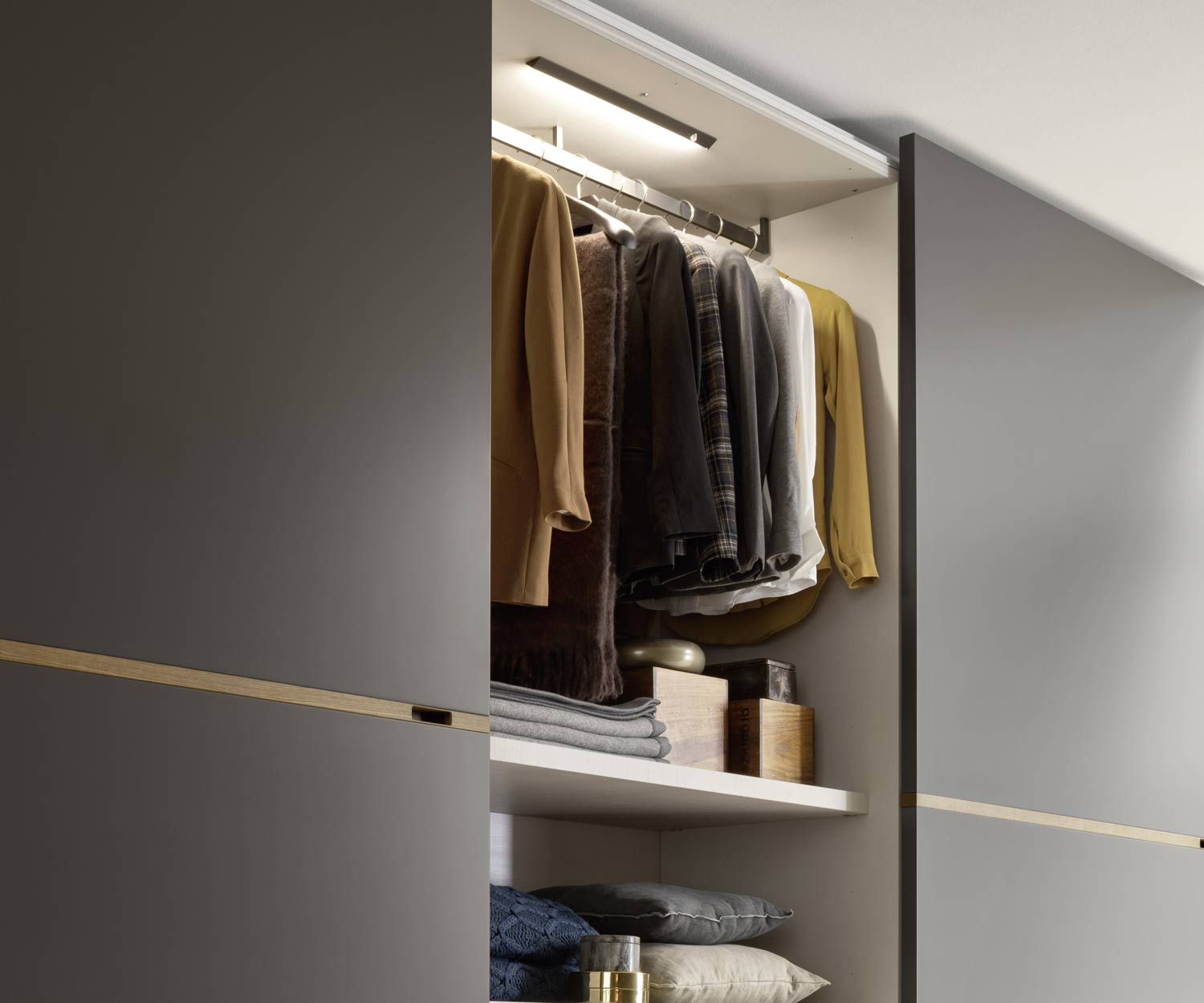 Moderne Novamobili Armoire design graphite avec poignée en chêne miel Moderne Novamobili Armoire design graphite avec poignée en chêne miel