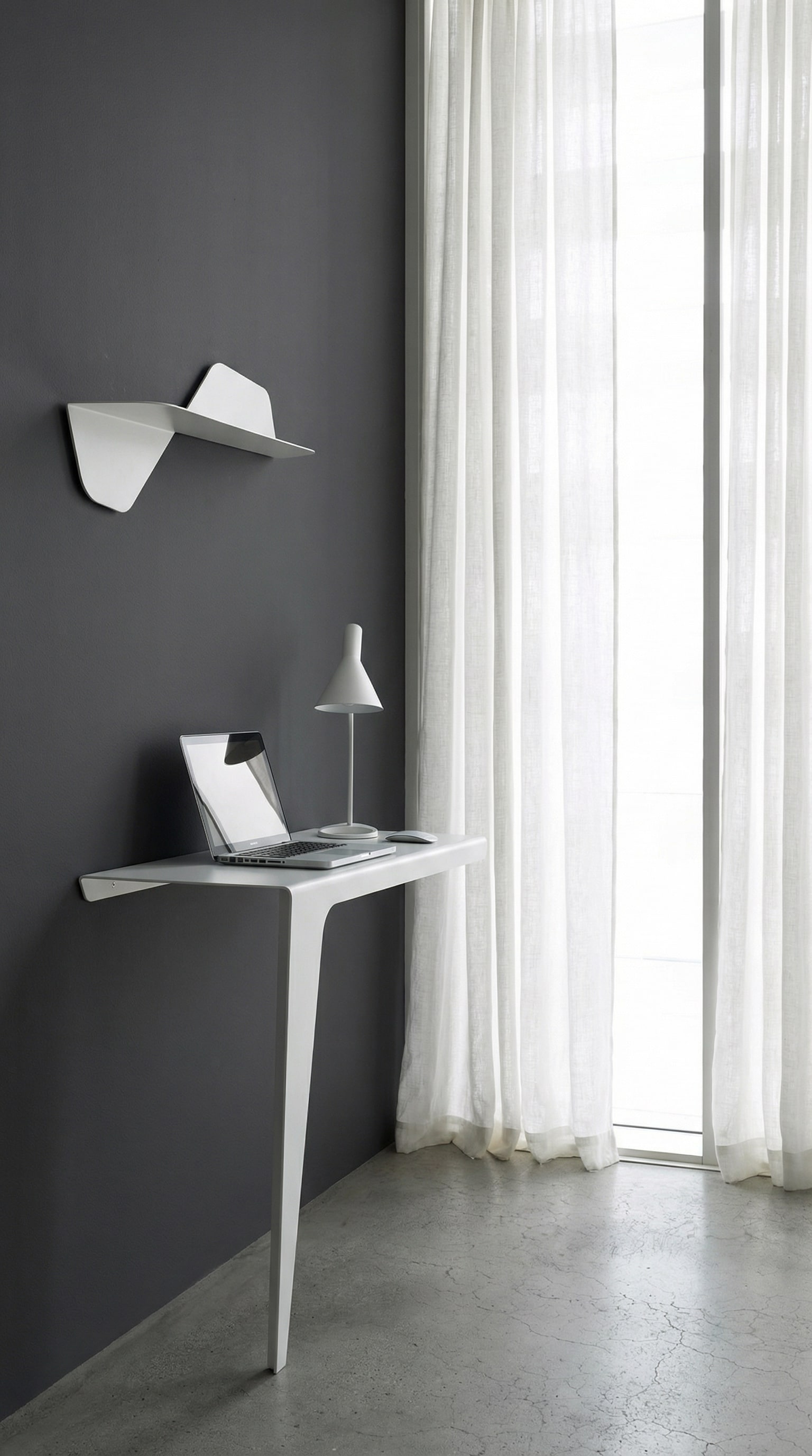 La console MEME Design Lama, extrêmement épurée et minimaliste, dans une pièce aménagée de manière puriste avec des fenêtres pleine hauteur. La console MEME Design Lama, extrêmement épurée et minimaliste, dans une pièce aménagée de manière puriste avec des fenêtres pleine hauteur.