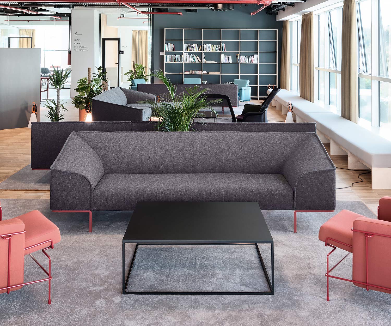 Canapé design moderne Prostoria Seam en gris foncé dans la salle d'attente Canapé design moderne Prostoria Seam en gris foncé dans la salle d'attente