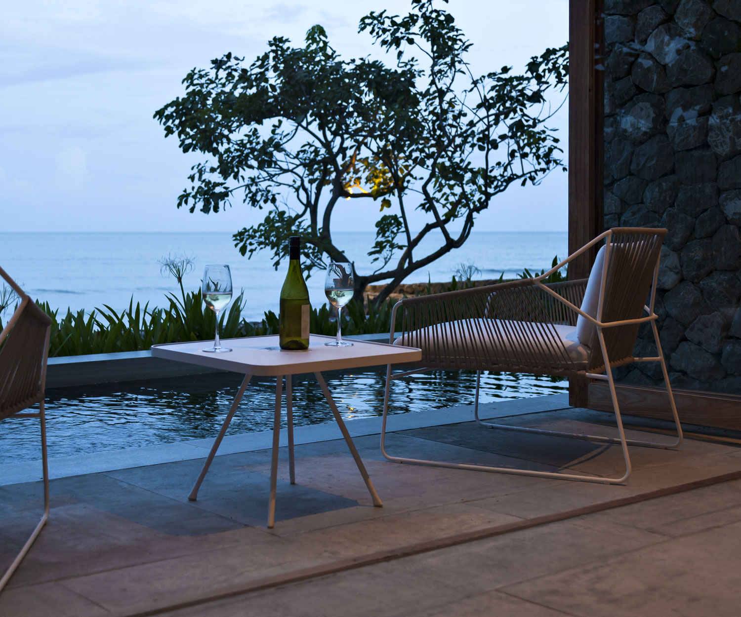 Oasiq Attol Aluminium Table d'appoint blanc 55x55x42cm Oasiq Attol Aluminium Table d'appoint blanc 55x55x42cm