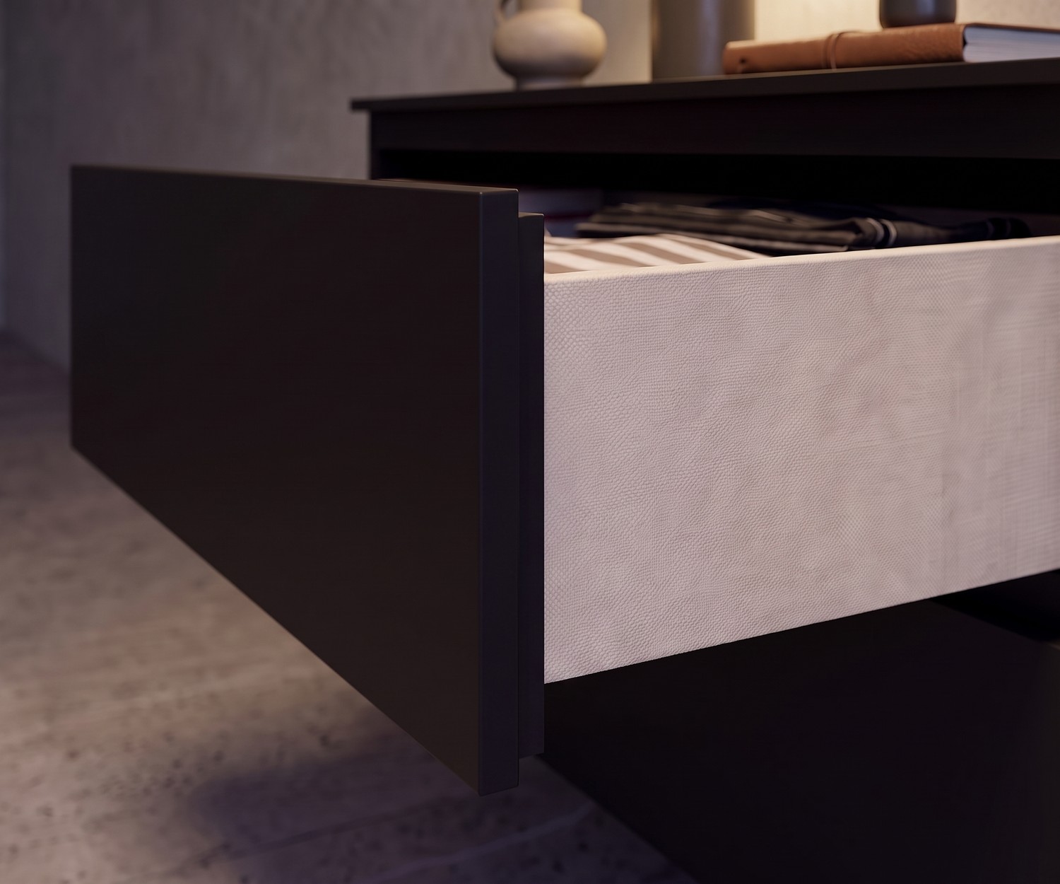 Commode suspendue Novamobili Easy tiroir ouvert Commode suspendue Novamobili Easy ouverte, tiroir noir avec intérieur effet lin beige pour chambre moderne.