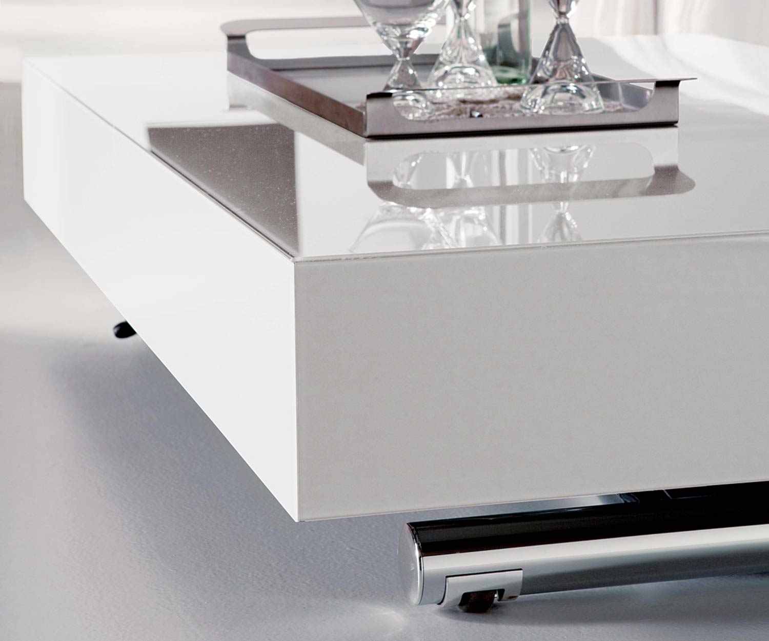 Détail du plateau de table en verre de la table design Ozzio Couch Box en blanc Détail du plateau de table en verre de la table design Ozzio Couch Box en blanc