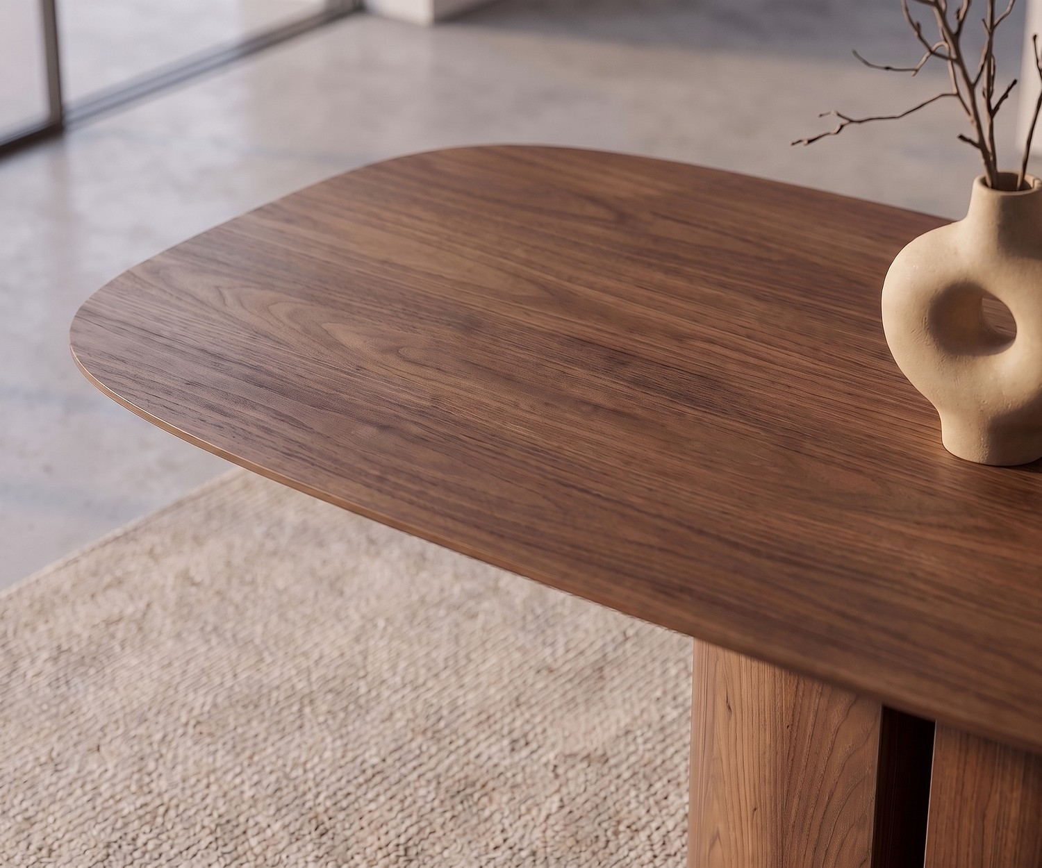 Table à manger en placage de bois al2 el-it c 001 Table à manger al2 el-it c 001 en placage de bois, plateau arrondi moderne et vase en céramique dans la salle à manger.