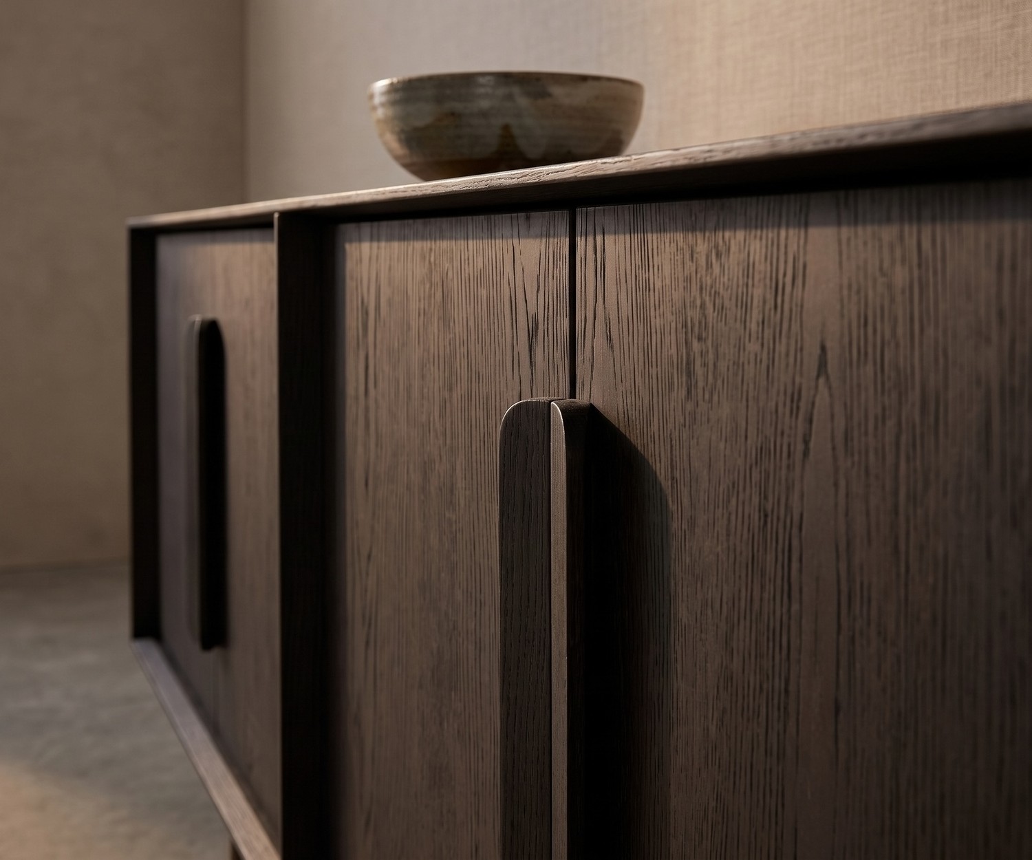 Buffet al2 Mobius 003 en chêne foncé Buffet design al2 Mobius 003 en chêne foncé pour le salon, avec poignées en bois élégantes et coupelle décorative.