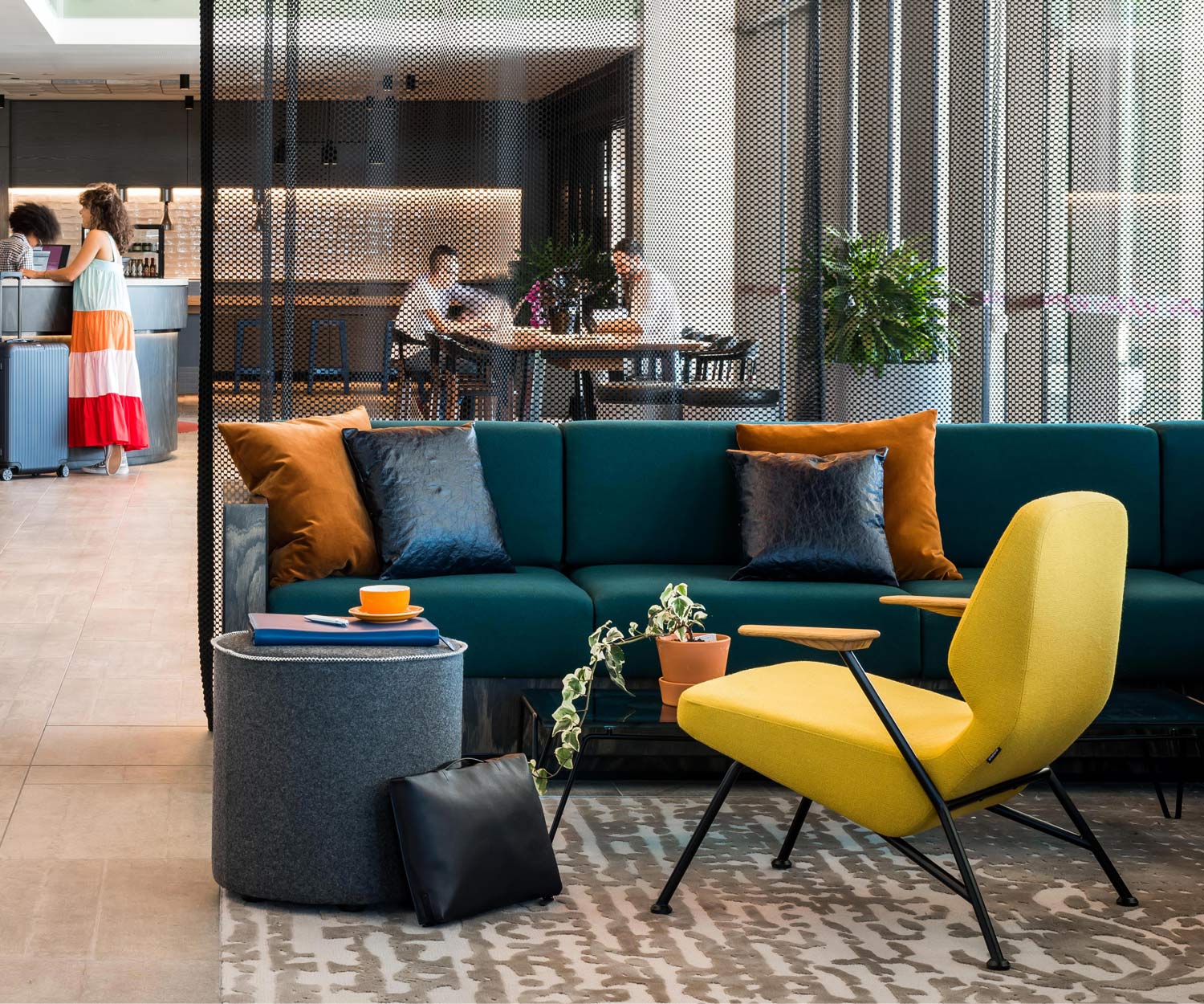 Prostoria Fauteuil design Oblique jaune dans un coin salon d'un bar Prostoria Fauteuil design Oblique jaune dans un coin salon d'un bar