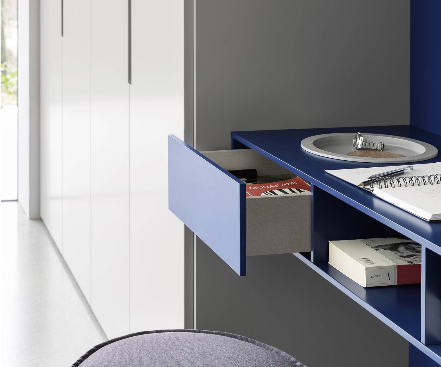 Armoire de chambre à coucher avec bureau et auge avec tiroir ouvert Armoire de chambre à coucher avec bureau et auge avec tiroir ouvert