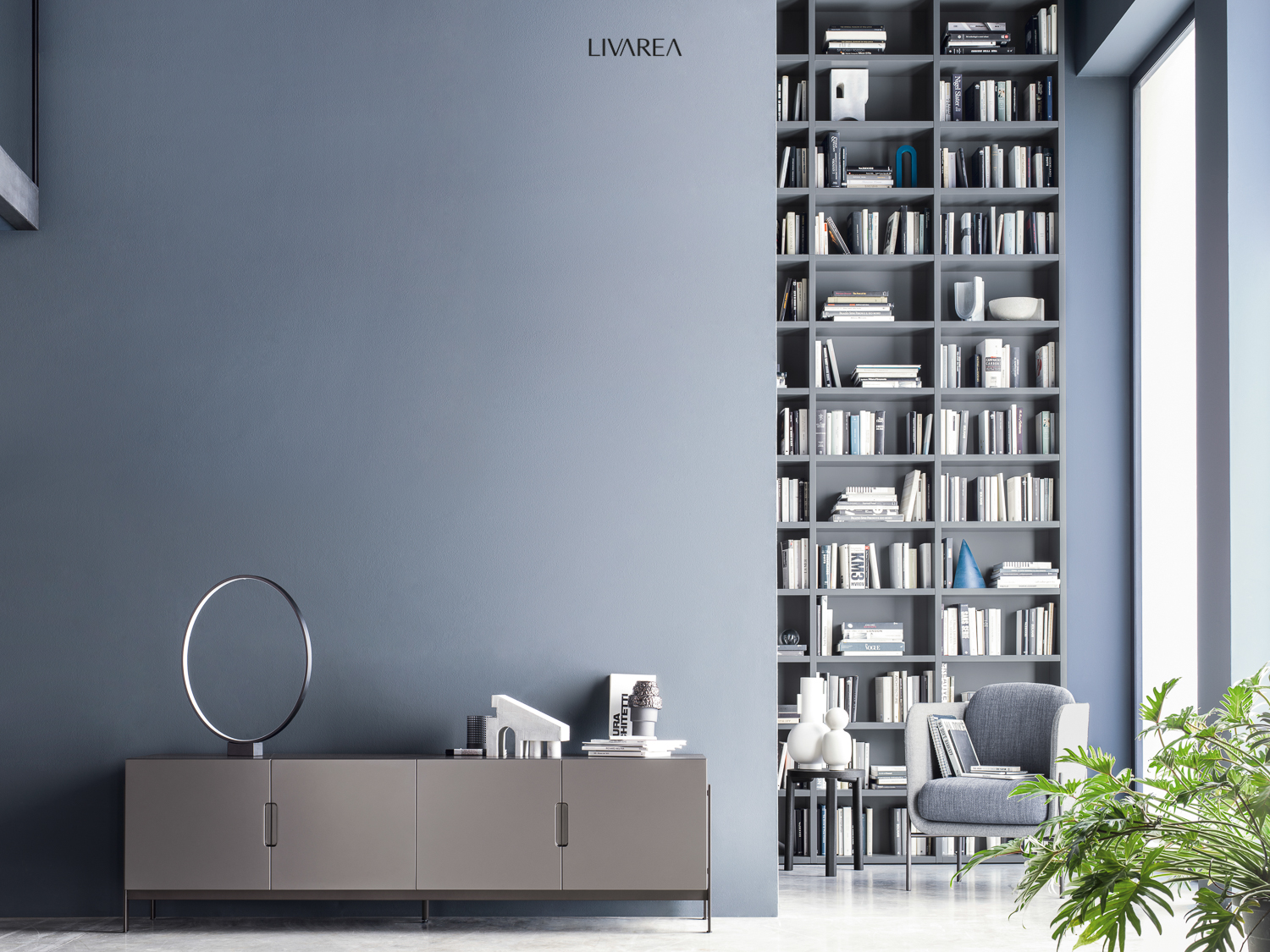 Sideboard gris avec portes sur pieds Sideboard gris avec portes sur pieds