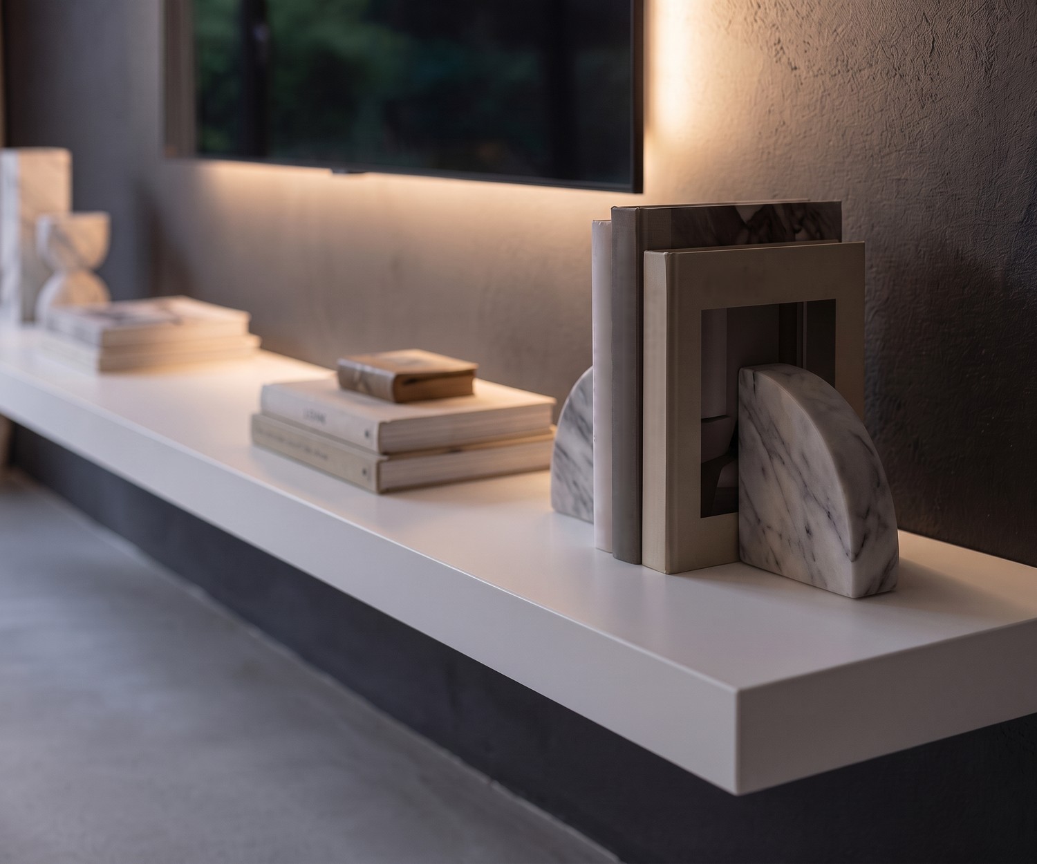Étagère murale TV Livitalia blanche Étagère murale TV Livitalia suspendue dans le salon, tablette design minimaliste blanche décorée de livres