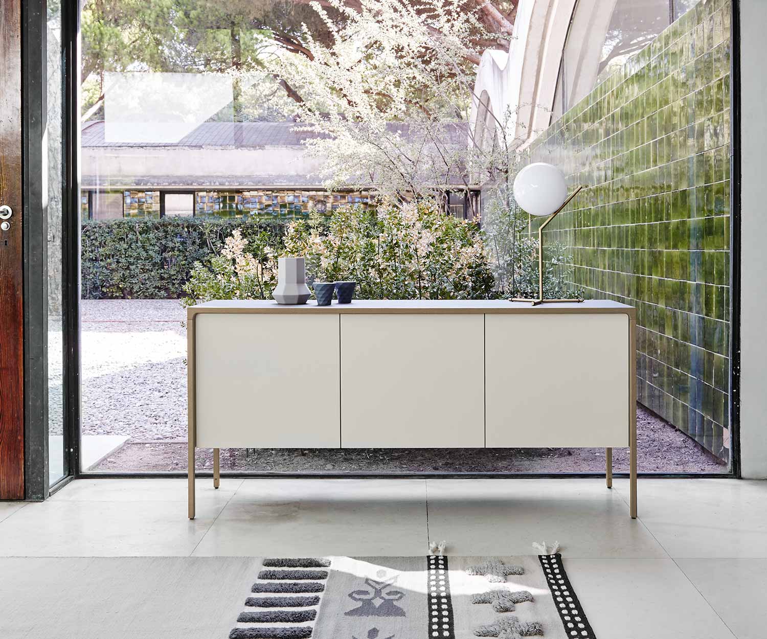 3 portes Punt Buffet design en chêne blanc 3 portes Punt Buffet design en chêne blanc