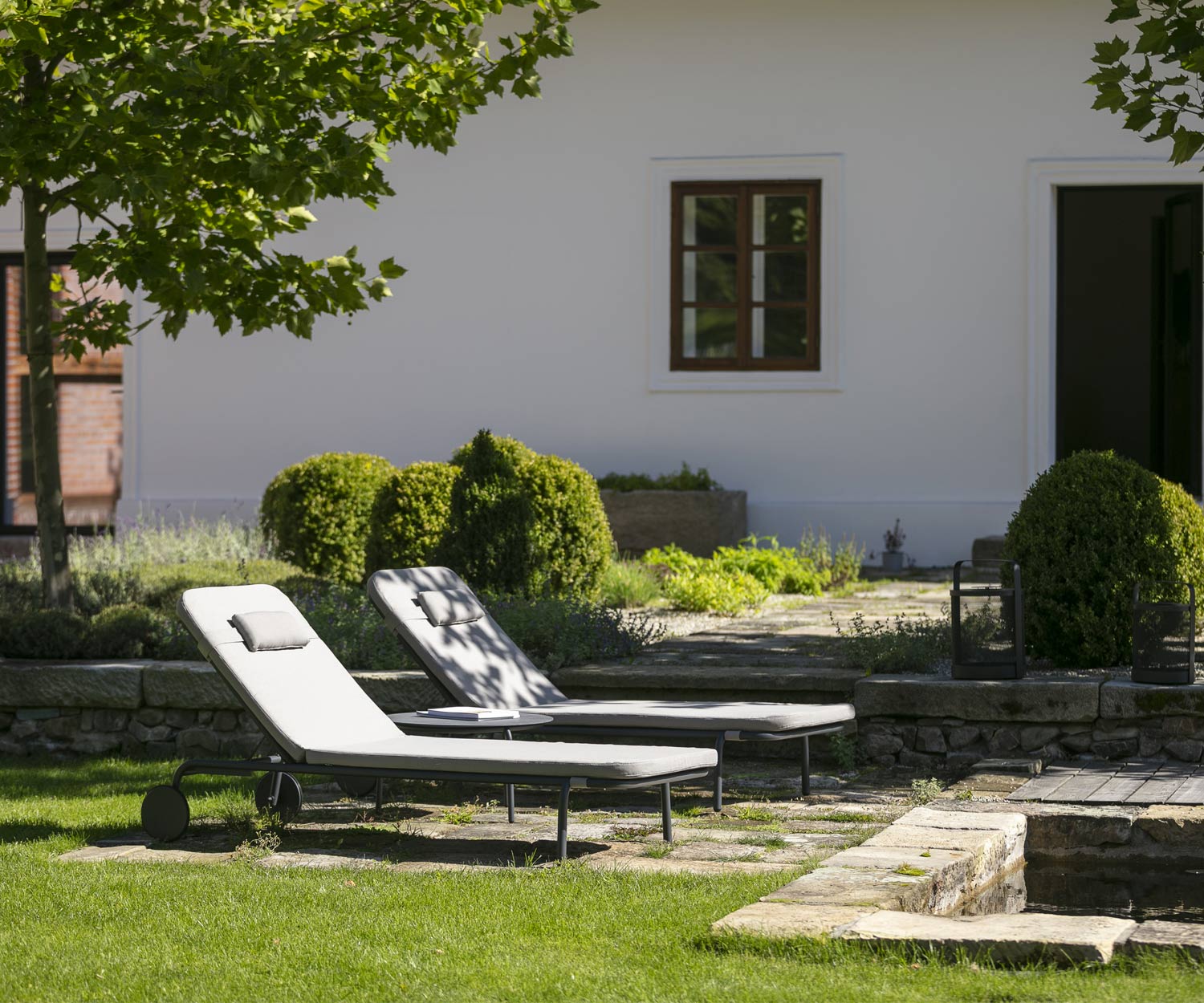 Deux Todus Starling Designer Bains de soleil relax avec coussin optionnel dans le jardin Deux Todus Starling Designer Bains de soleil relax avec coussin optionnel dans le jardin