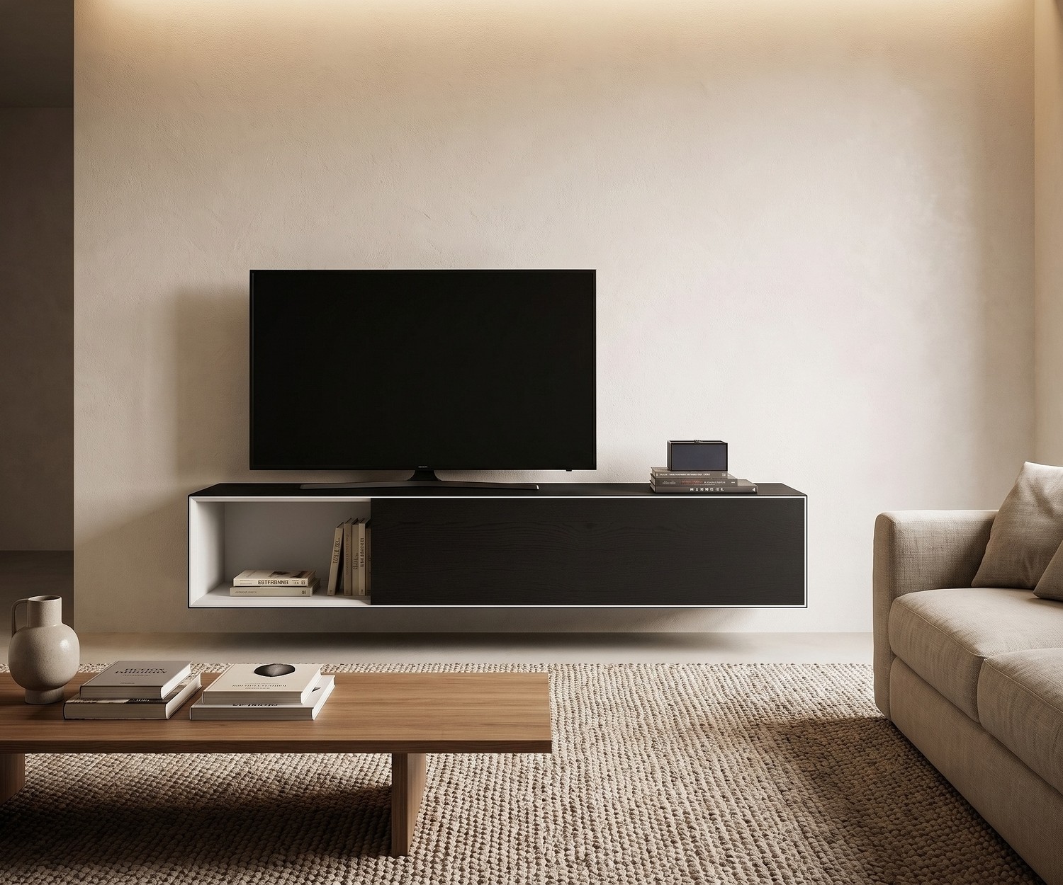 Meuble TV suspendu Livitalia Minimal dans un salon moderne: lowboard en bois foncé avec niche ouverte et porte battante.