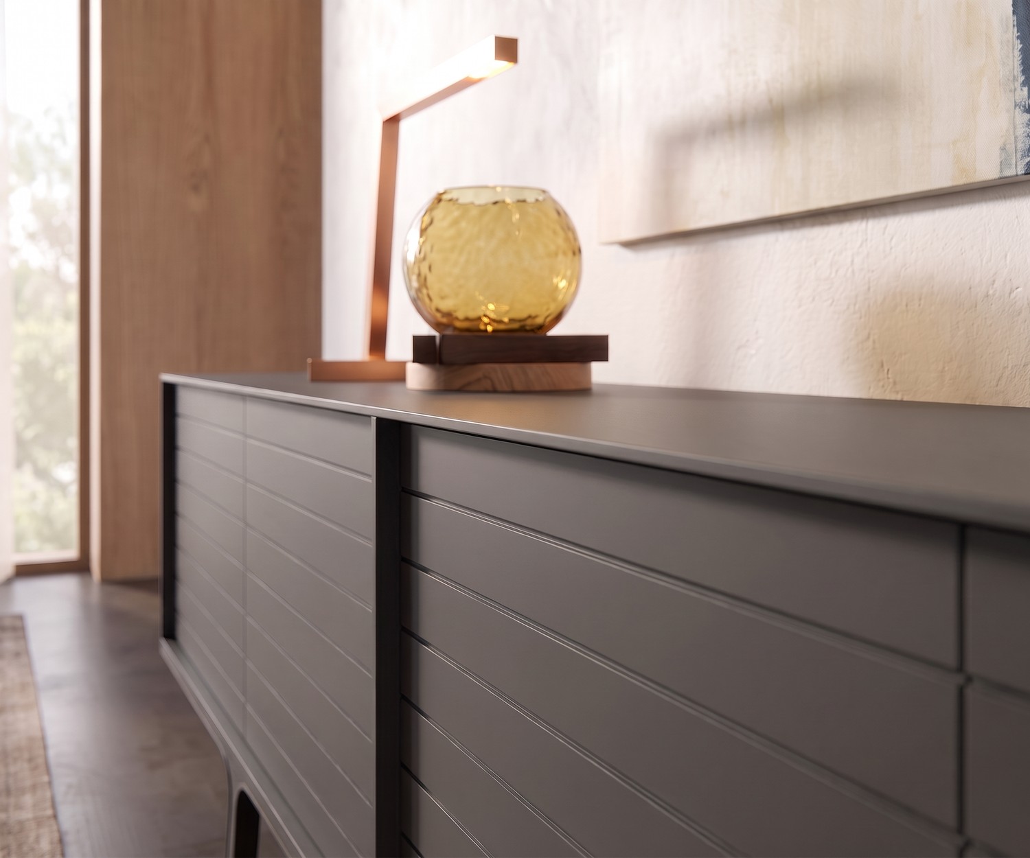 Buffet design al2 Mobius 002 gris mat avec façade rainurée, décoré d'une lampe de table dans un salon moderne