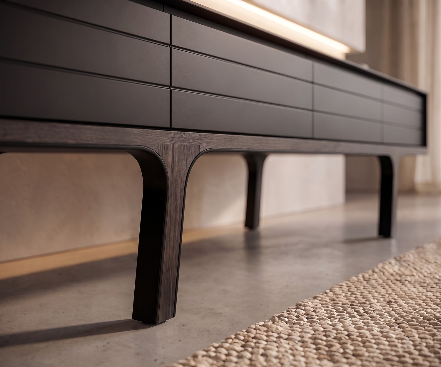 Meuble TV bas al2 Mobius 004 dans un salon moderne, console média sombre sous l'écran, mur en béton gris.