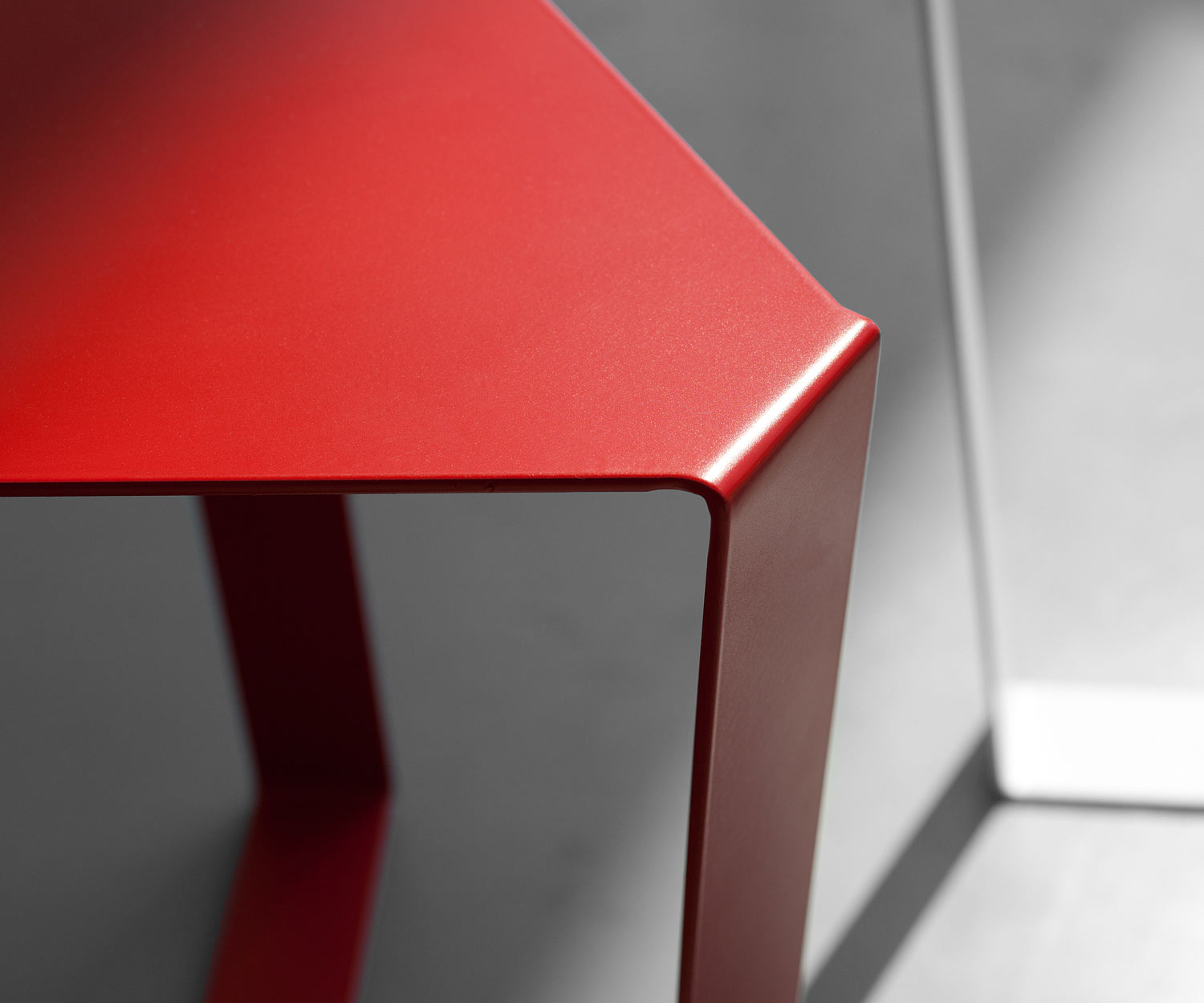 MEME DESIGN Finity table d'appoint en détail le bord avec peinture RAL rouge MEME DESIGN Finity table d'appoint en détail le bord avec peinture RAL rouge