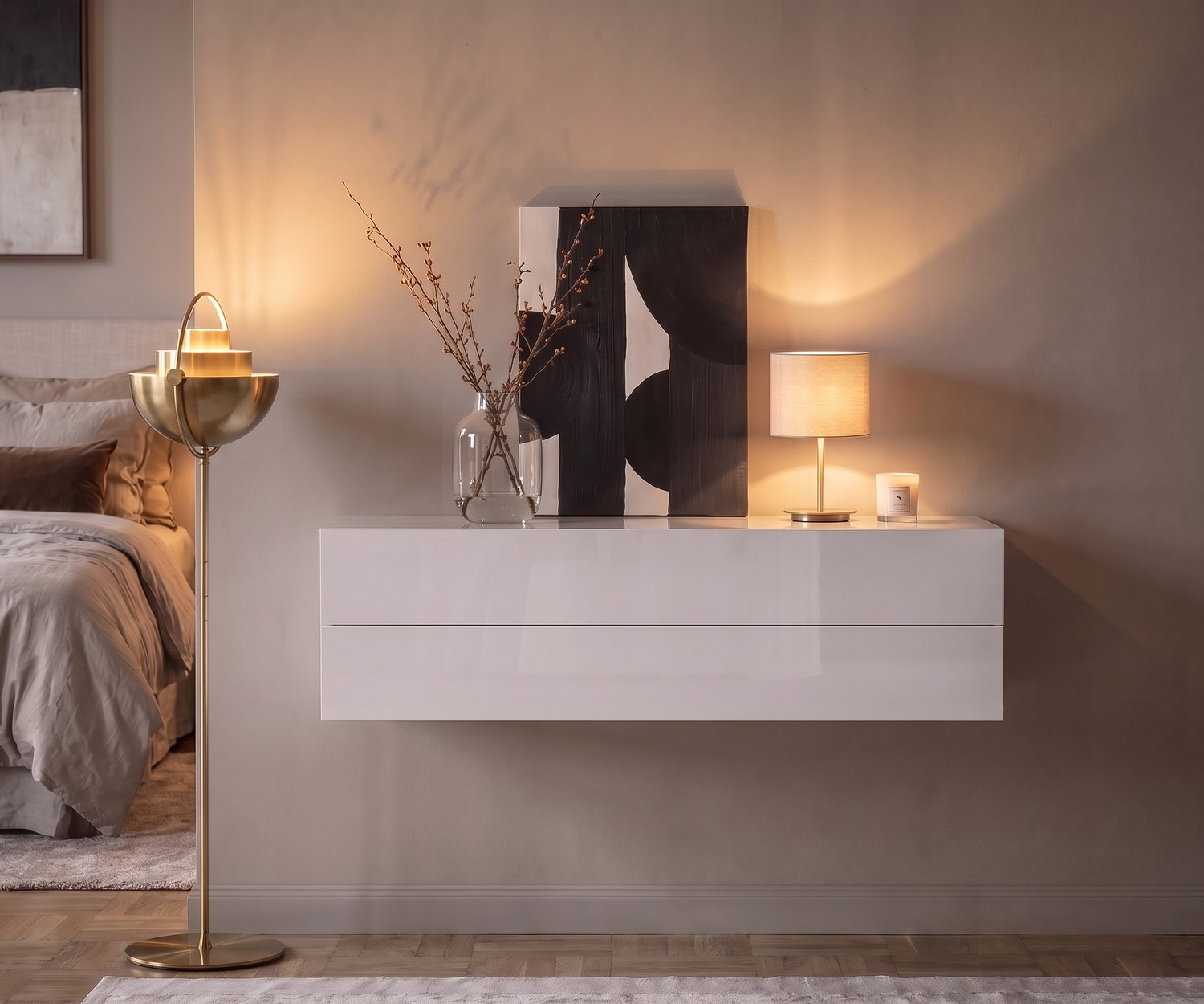 Commode suspendue blanche Novamobili Easy Commode suspendue Novamobili Easy dans la chambre, buffet suspendu blanc à tiroirs au style moderne et épuré.