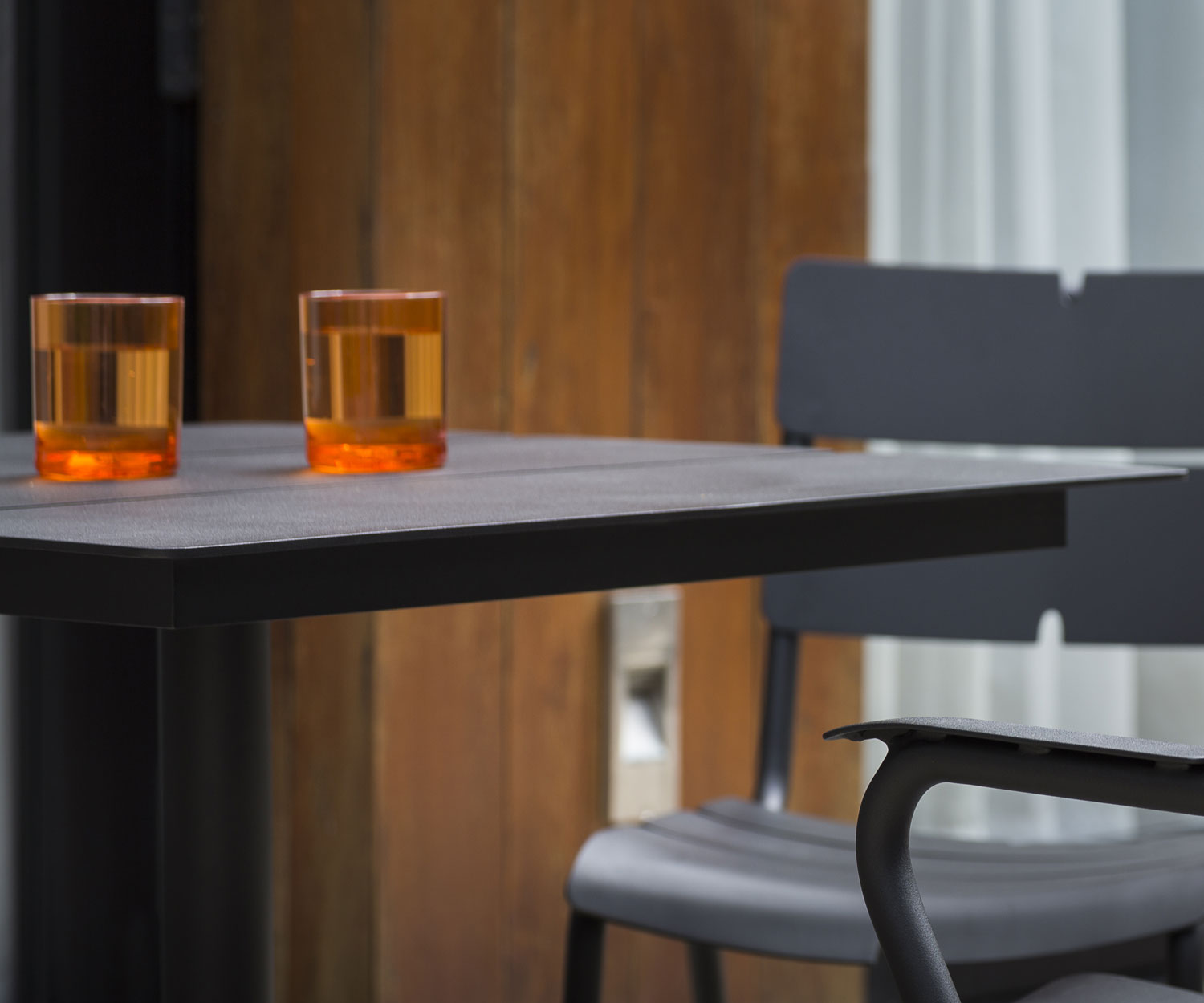 Oasiq Ceru Aluminium Table à manger L 70 cm anthracite Oasiq Ceru Aluminium Table à manger L 70 cm anthracite