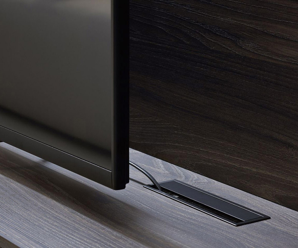 Goulotte de câblage inversée dans la plaque de recouvrement Goulotte de câblage inversée dans la plaque de recouvrement