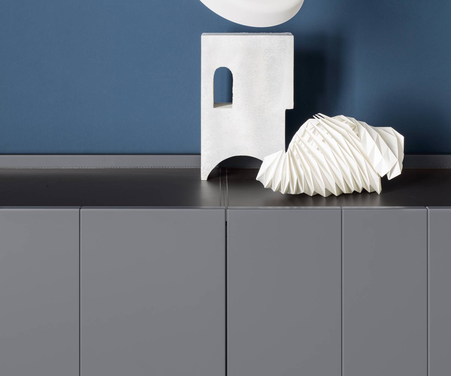 Sideboard design gris foncé Stripe de Novamobili Détail du panneau supérieur Portes Sideboard design gris foncé Stripe de Novamobili Détail du panneau supérieur Portes