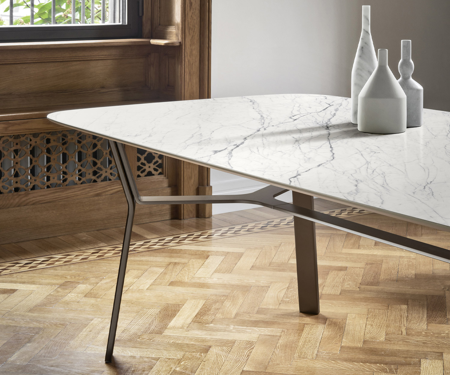 Livitalia Iron Design table à manger en détail le plateau de table en céramique avec une optique en marbre blanc Livitalia Iron Design table à manger en détail le plateau de table en céramique avec une optique en marbre blanc
