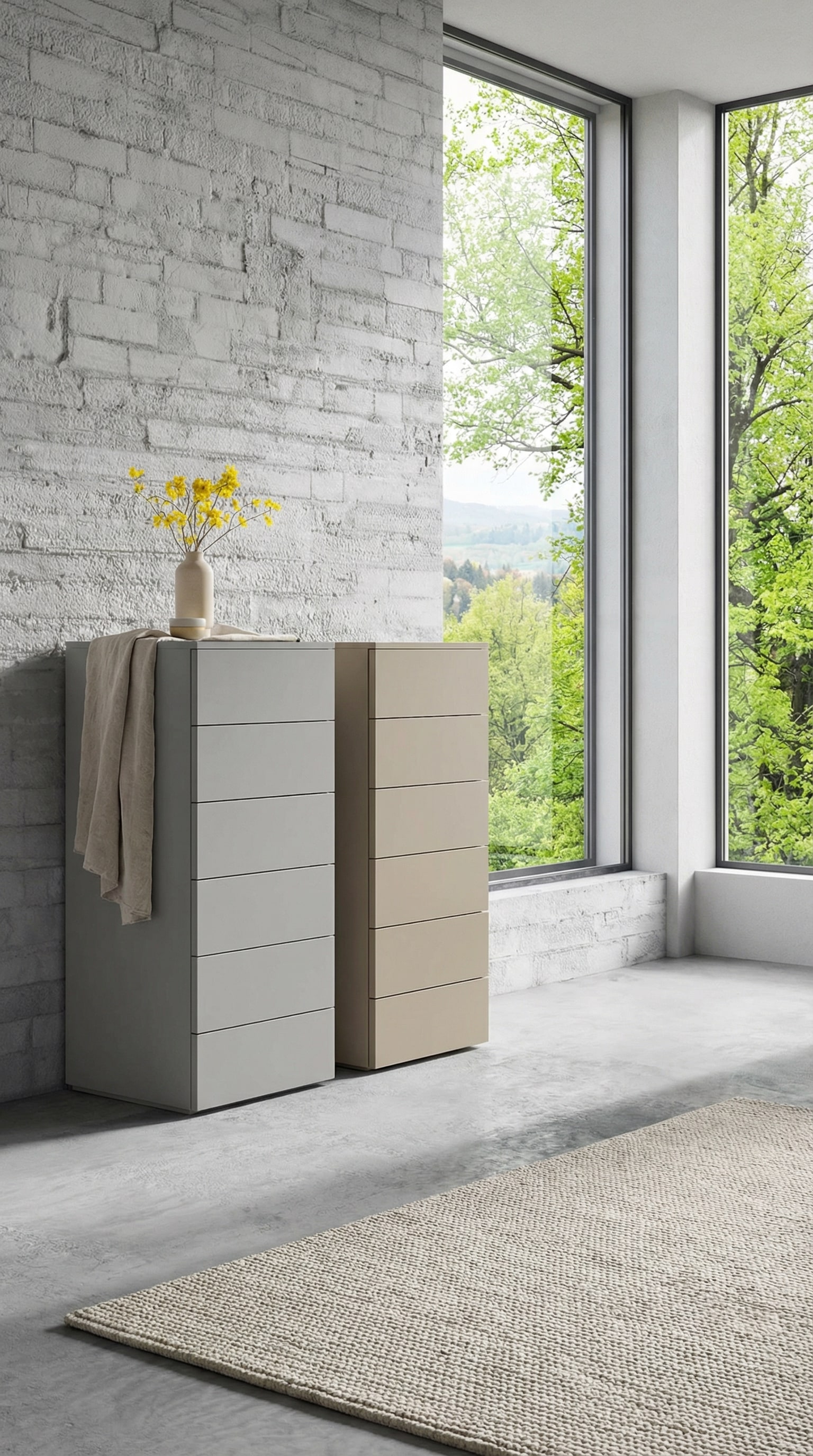 Deux commodes hautes aux tons sobres devant un mur textur&eacute;