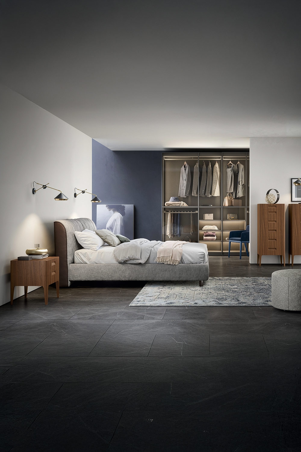 chambre-moderne-avec-lit-capitonn&eacute;-en-tissu-commodes-en-bois-et-une-armoire-avec-portes-en-verre-transparent