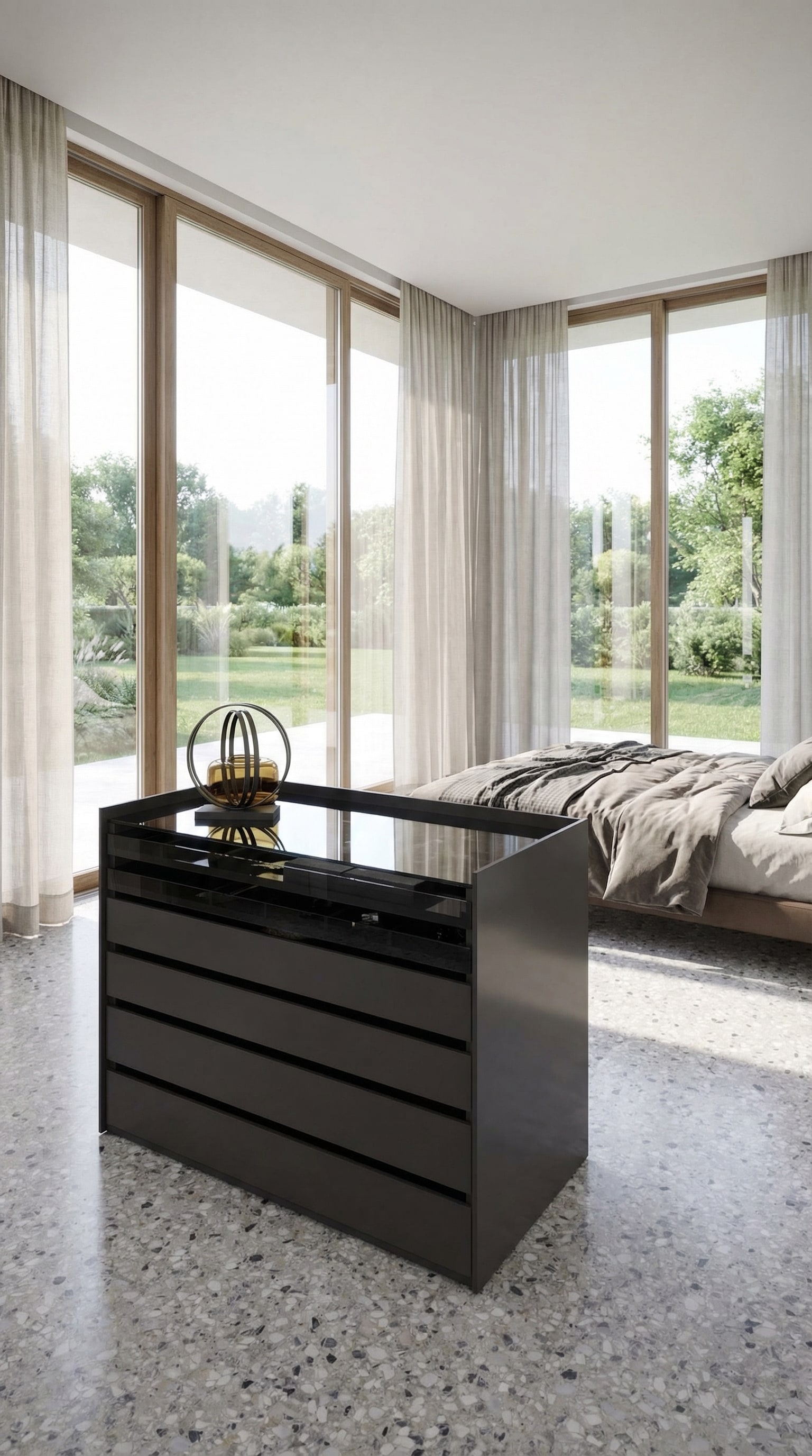 Un &eacute;l&eacute;gant &icirc;lot de commode au centre d'une grande chambre avec des plateaux en verre et des tiroirs.