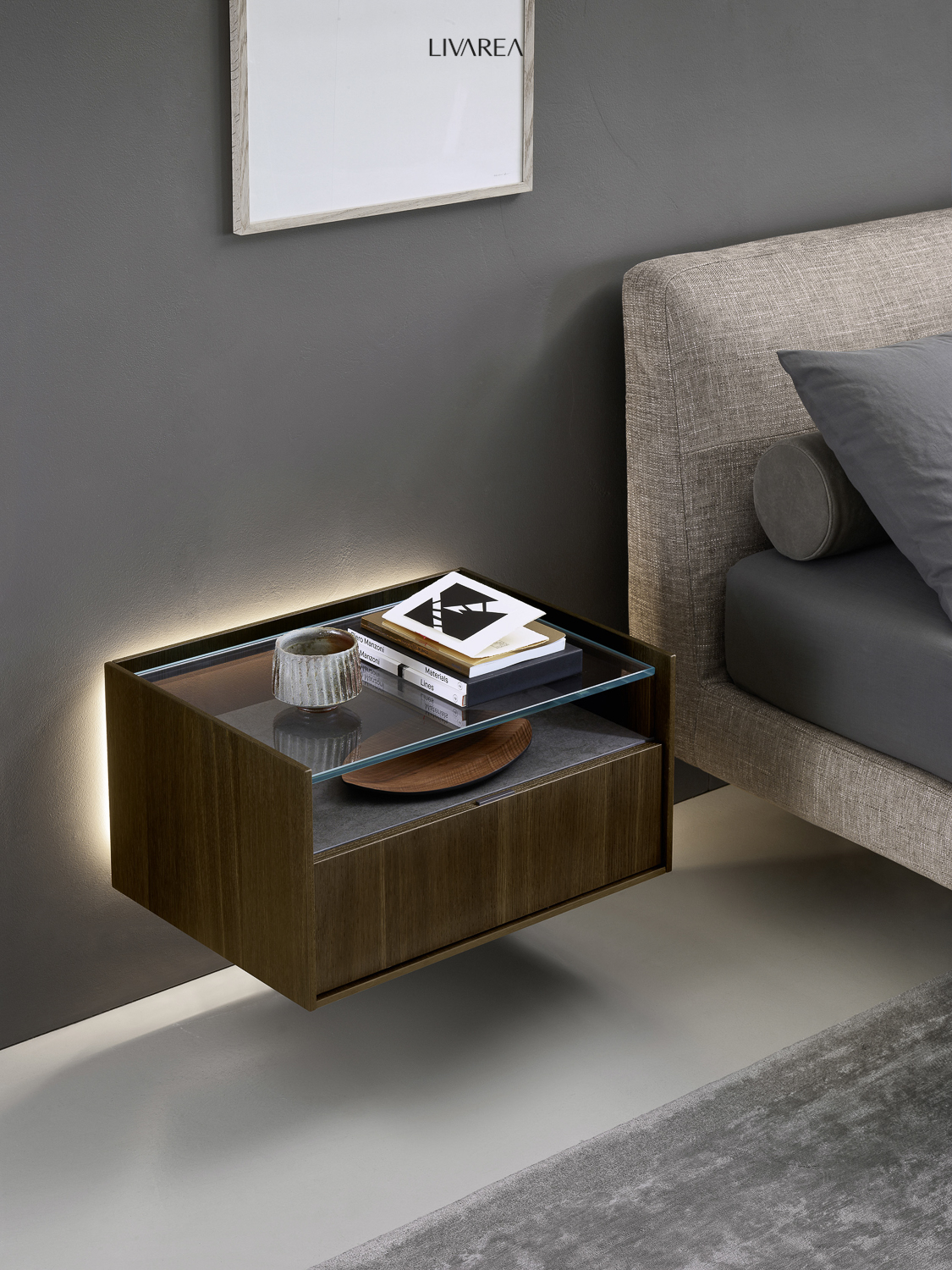 Table de nuit suspendue avec plateau en verre et corps en chêne plaqué avec de belles veinures avec tiroir Table de nuit suspendue avec plateau en verre et corps en chêne plaqué avec de belles veinures avec tiroir