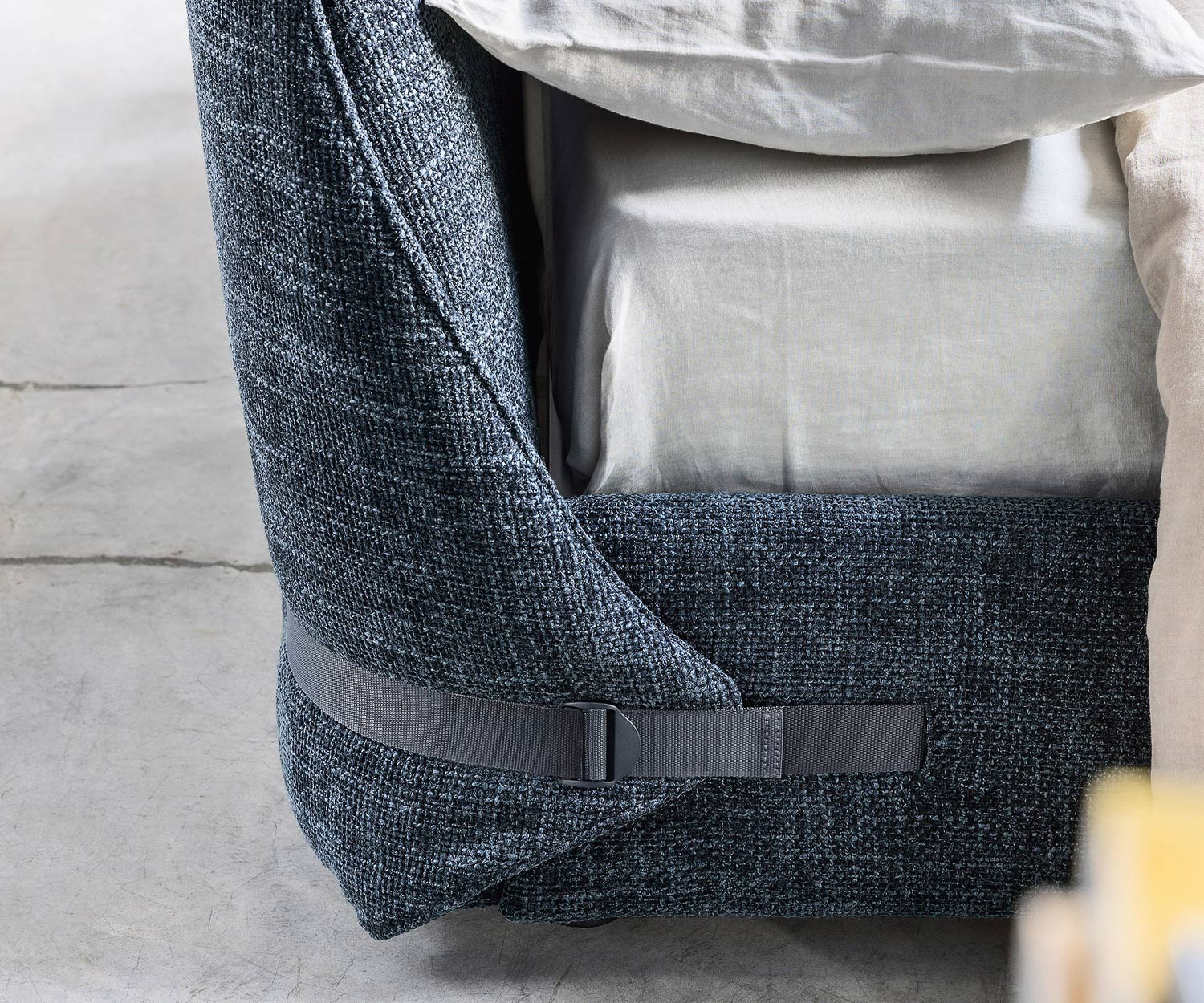 Chambre à coucher Lit rembourré Tape de Novamobili avec revêtement en tissu gris clair Chambre à coucher Lit rembourré Tape de Novamobili avec revêtement en tissu gris clair