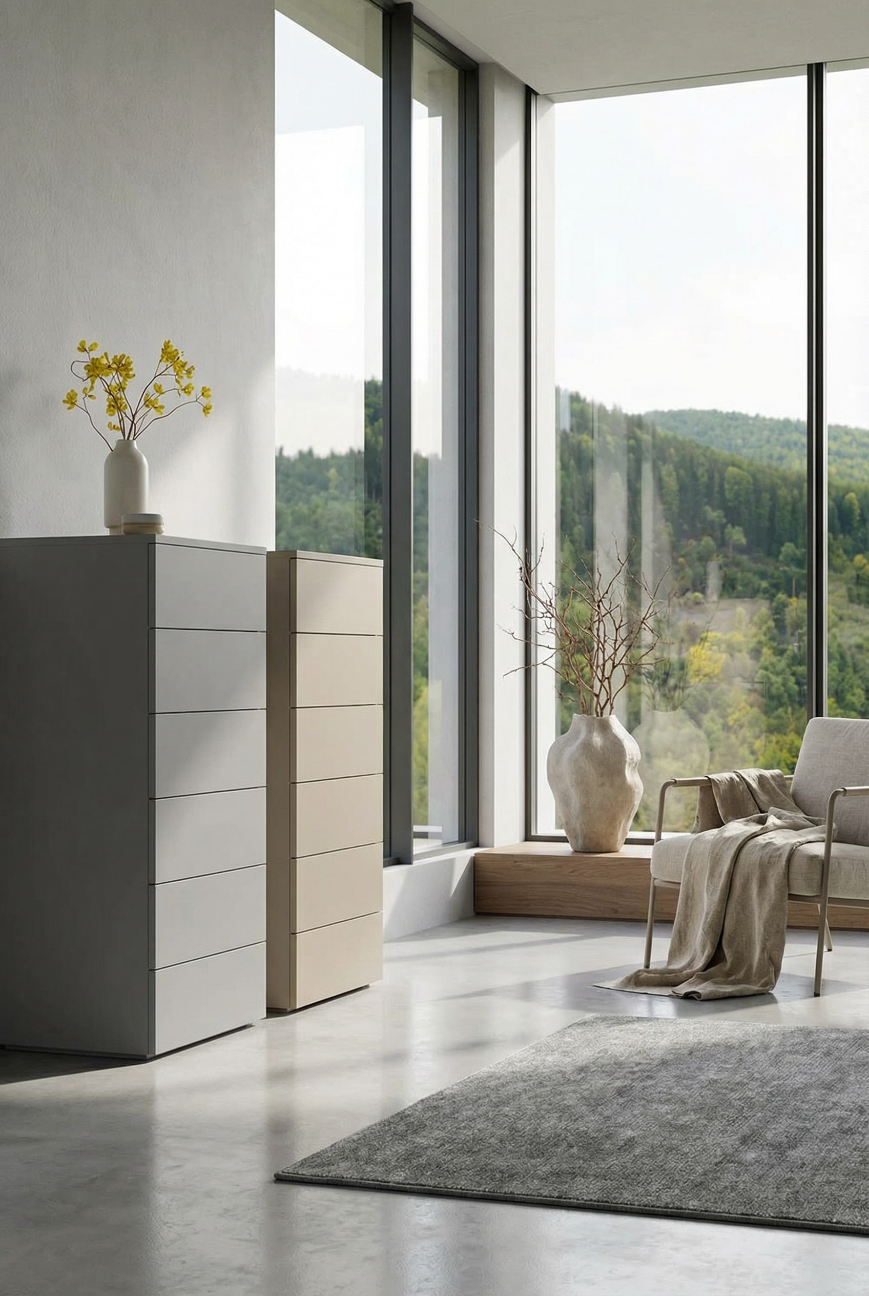 Commode haute blanche minimaliste dans une pi&egrave;ce lumineuse et ensoleill&eacute;e avec des fen&ecirc;tres du sol au plafond.