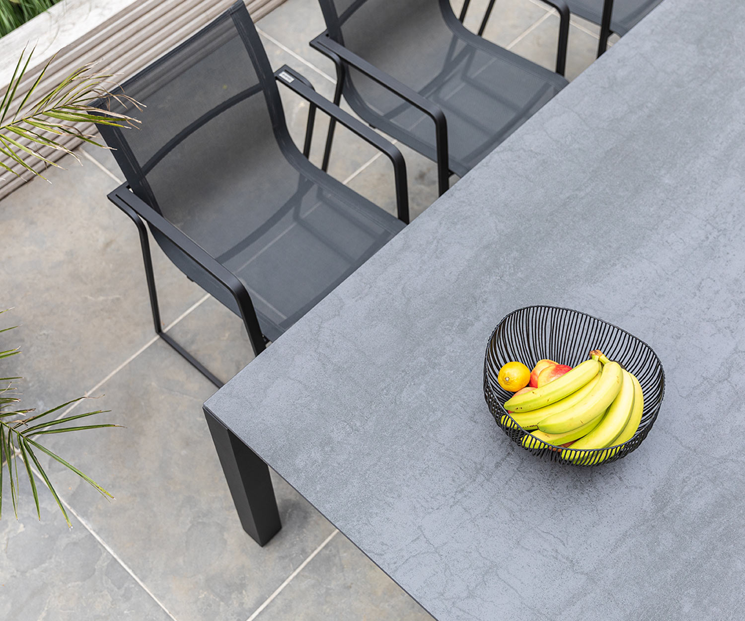 Muze Design chaise de jardin de Oasiq en détail d'en haut à la table de jardin sur le balcon Muze Design chaise de jardin de Oasiq en détail d'en haut à la table de jardin sur le balcon