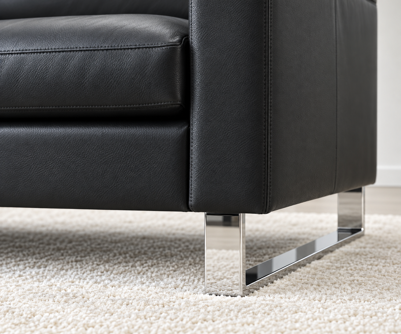 Livitalia Canapé Vinaro, 206 × 91 cm, Seminole 04 Noir, cuir véritable, piètement chromé – Détail du piètement chromé