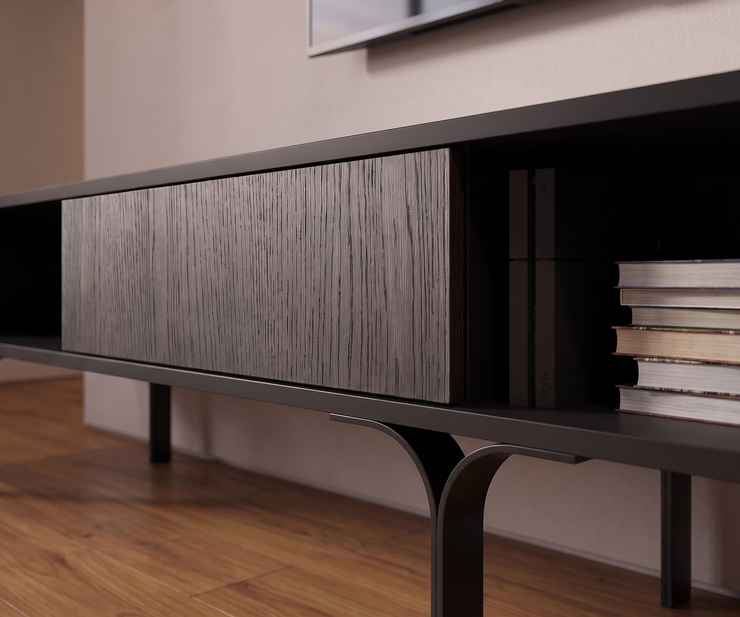 Meuble TV design al2 Mobius 005 avec tiroir en eucalyptus Meuble TV bas al2 Mobius 005 dans un salon moderne, banc TV en bois sombre avec pieds fins et étagères ouvertes.