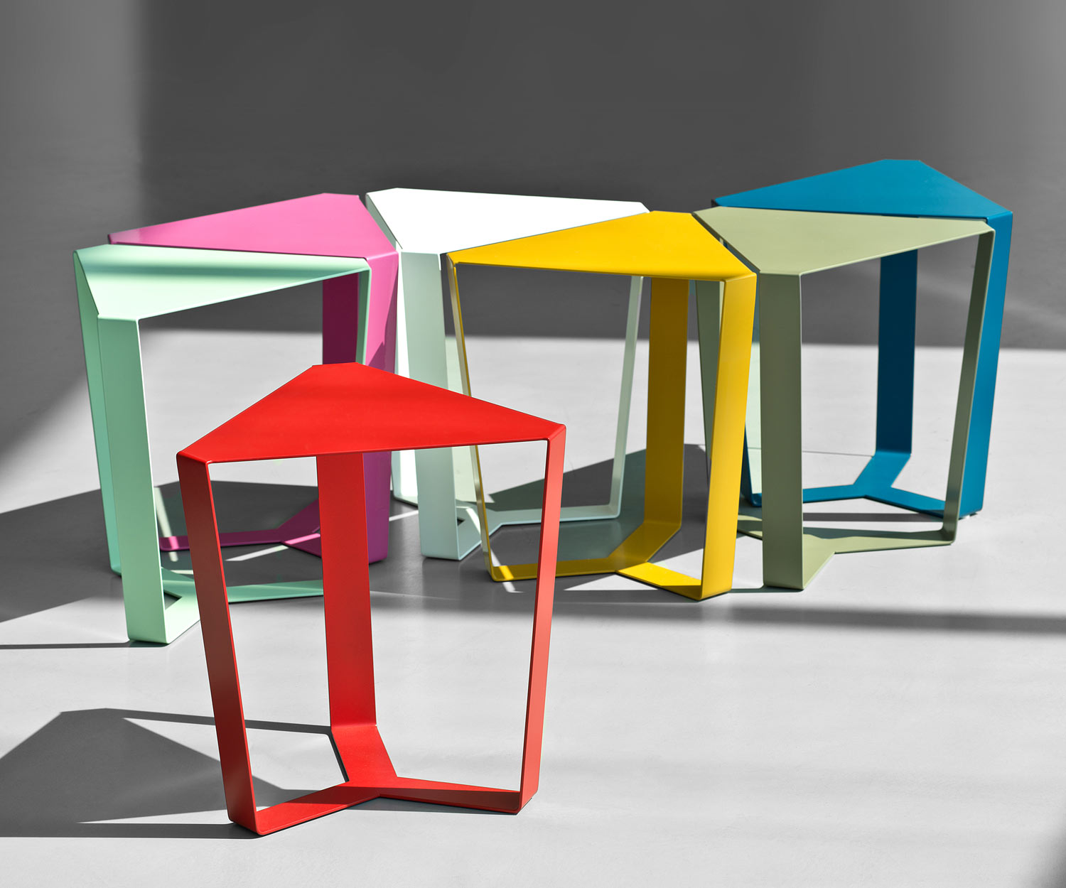Table d'appoint triangulaire moderne MEME DESIGN Finity à combiner avec d'autres Table d'appoint triangulaire moderne MEME DESIGN Finity à combiner avec d'autres