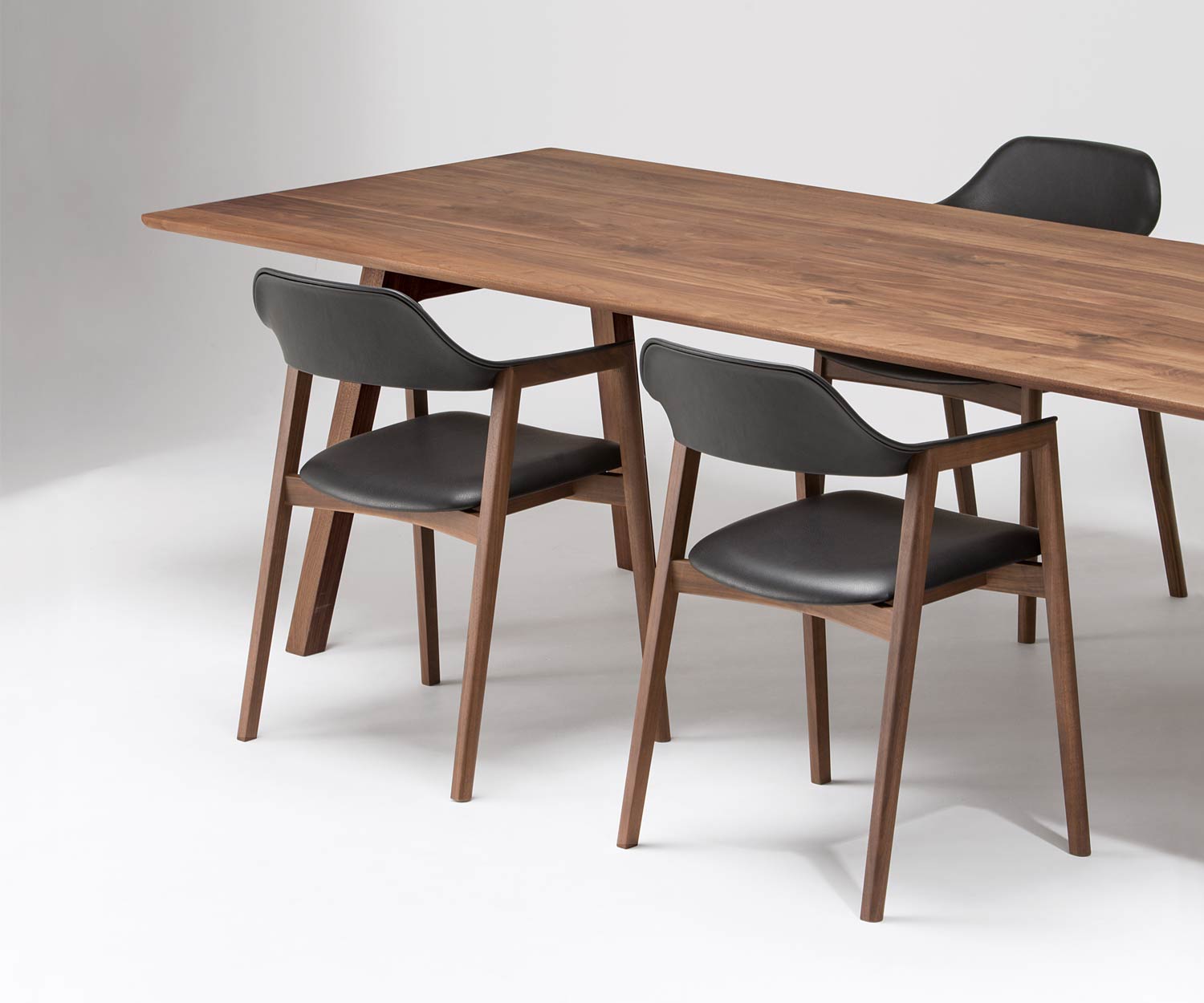 Conde House Chaise à accoudoirs Ten Design avec assise rembourrée à une table Ten Conde House Chaise à accoudoirs Ten Design avec assise rembourrée à une table Ten