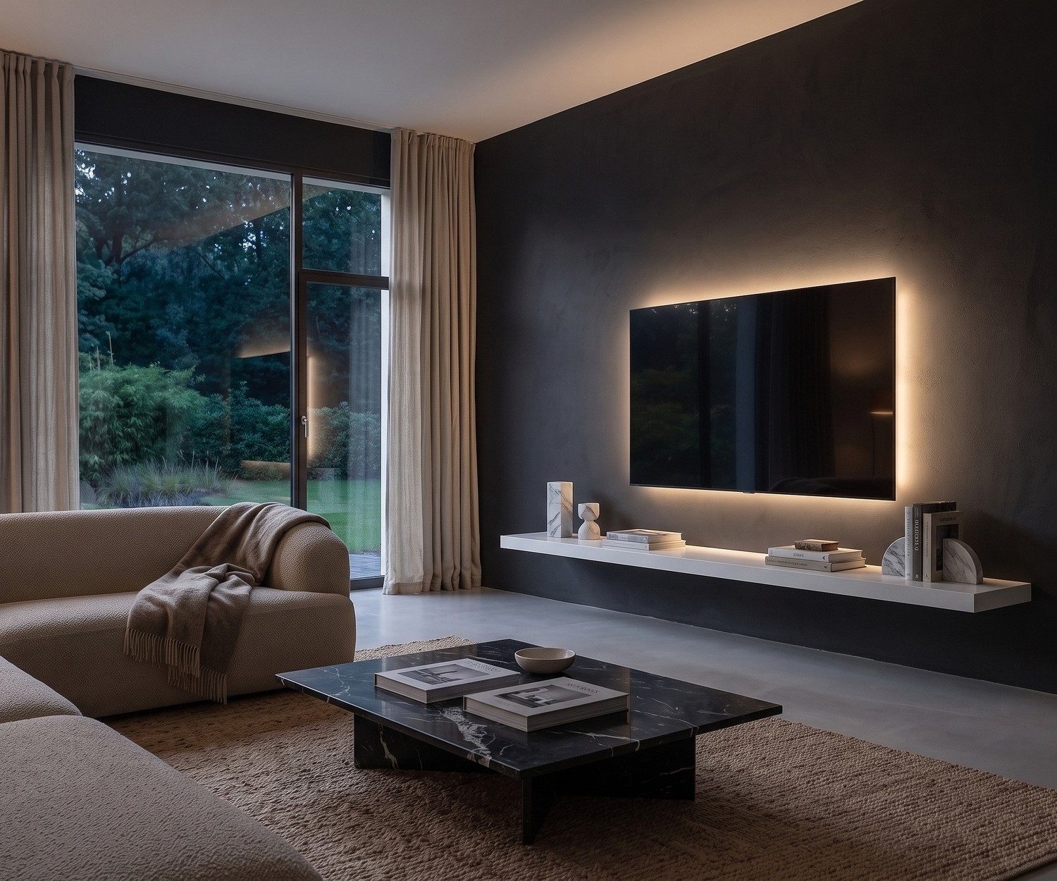 Étagère murale TV suspendue Livitalia blanche Étagère murale TV Livitalia blanche suspendue sous le téléviseur dans un salon moderne et sombre de style minimaliste.