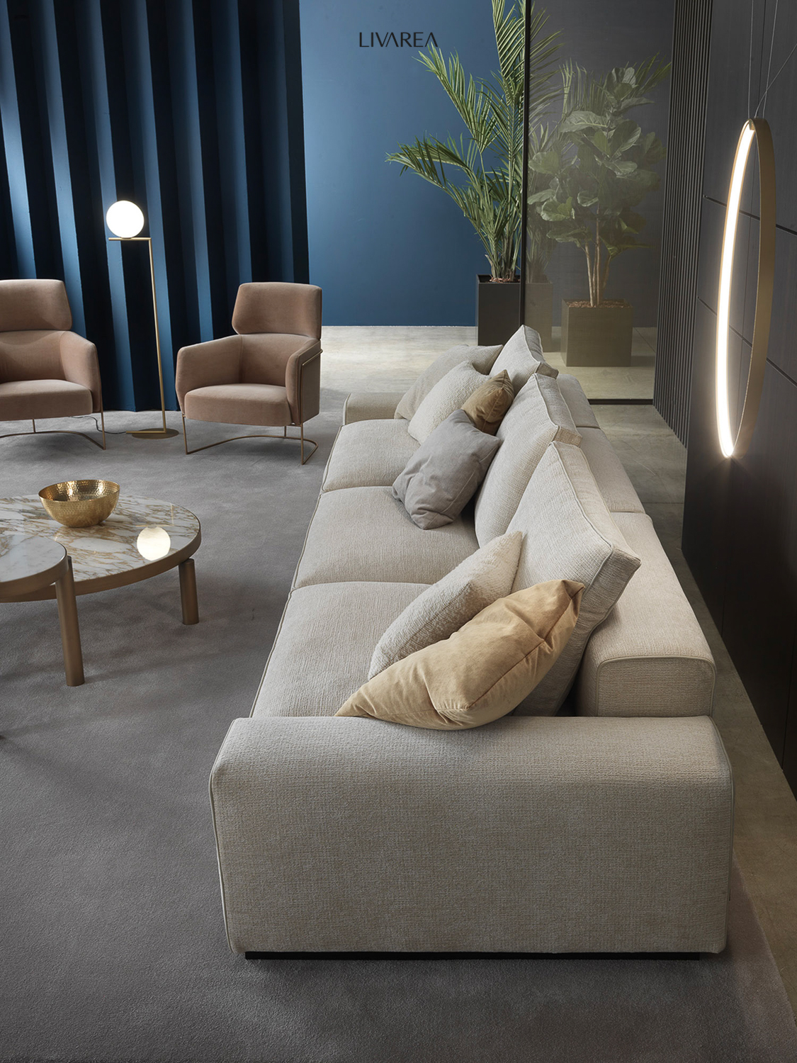 Canapé 3 places confortable avec accoudoirs Salon avec table basse table d'appoint fauteuil Paysage de salon