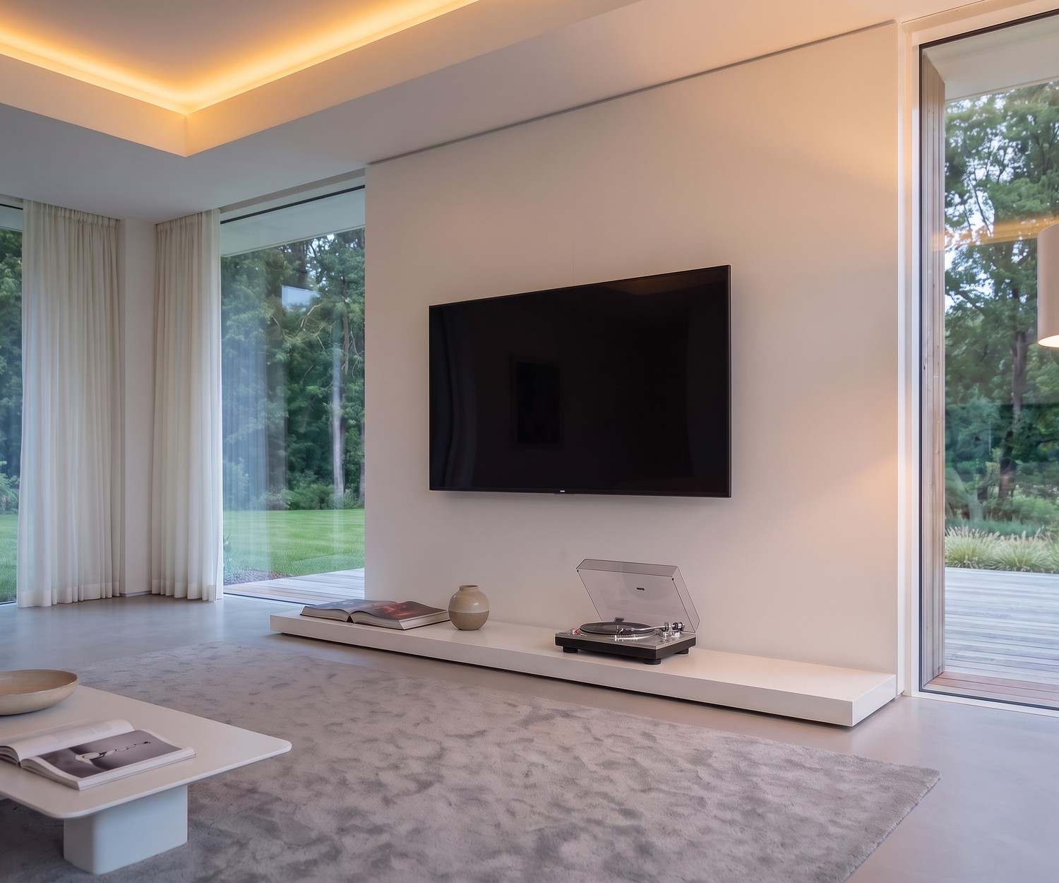 Podeste TV bas Livitalia Easy blanc mat Banc socle podeste TV Livitalia Easy blanc mat dans un salon moderne et minimaliste de design italien.