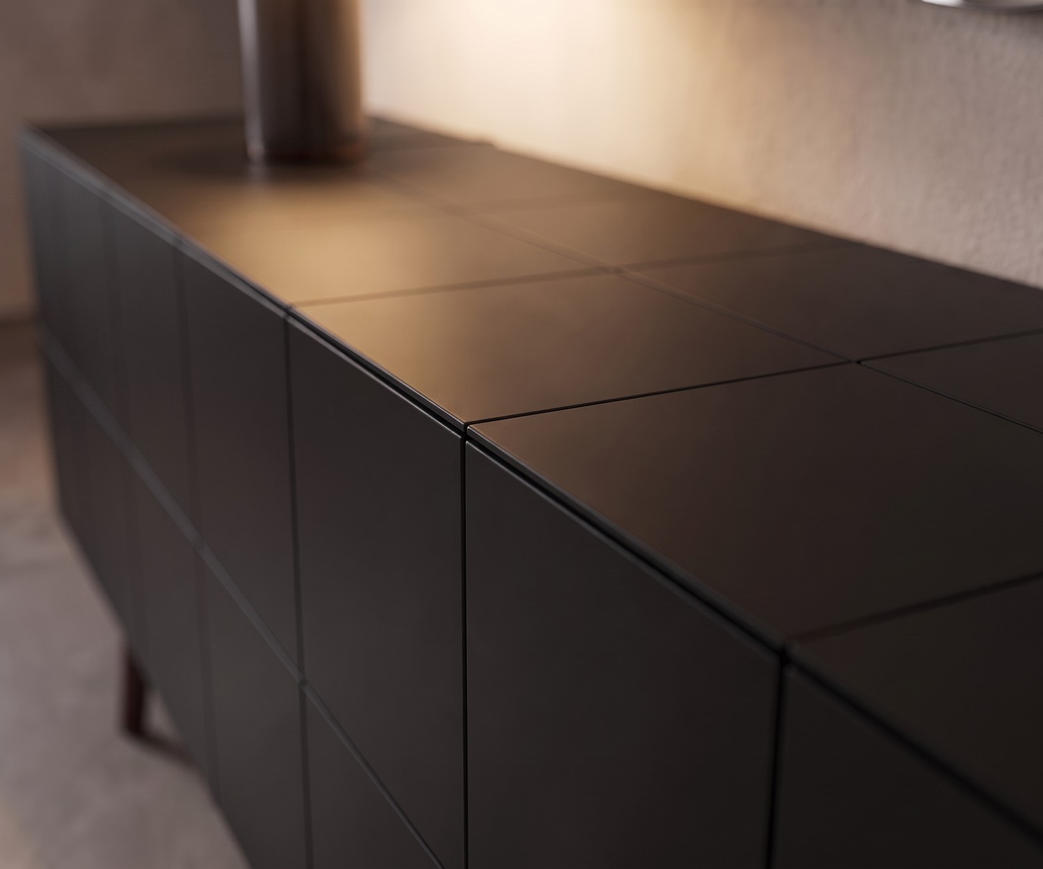 Buffet design al2 MOS-I-KO 003 B Buffet de salon design al2 MOS-I-KO 003 B avec surface noir mat à effet carrelage pour un intérieur moderne.